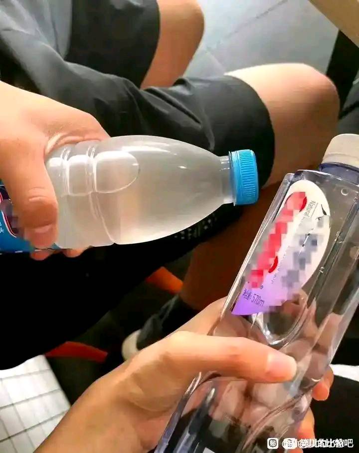 让男朋友买瓶矿泉水除了怡宝随便啥都可以 结果..说觉得我喝百岁山好一点.他自己喝康师29 / 作者:天空的时候给我 / 