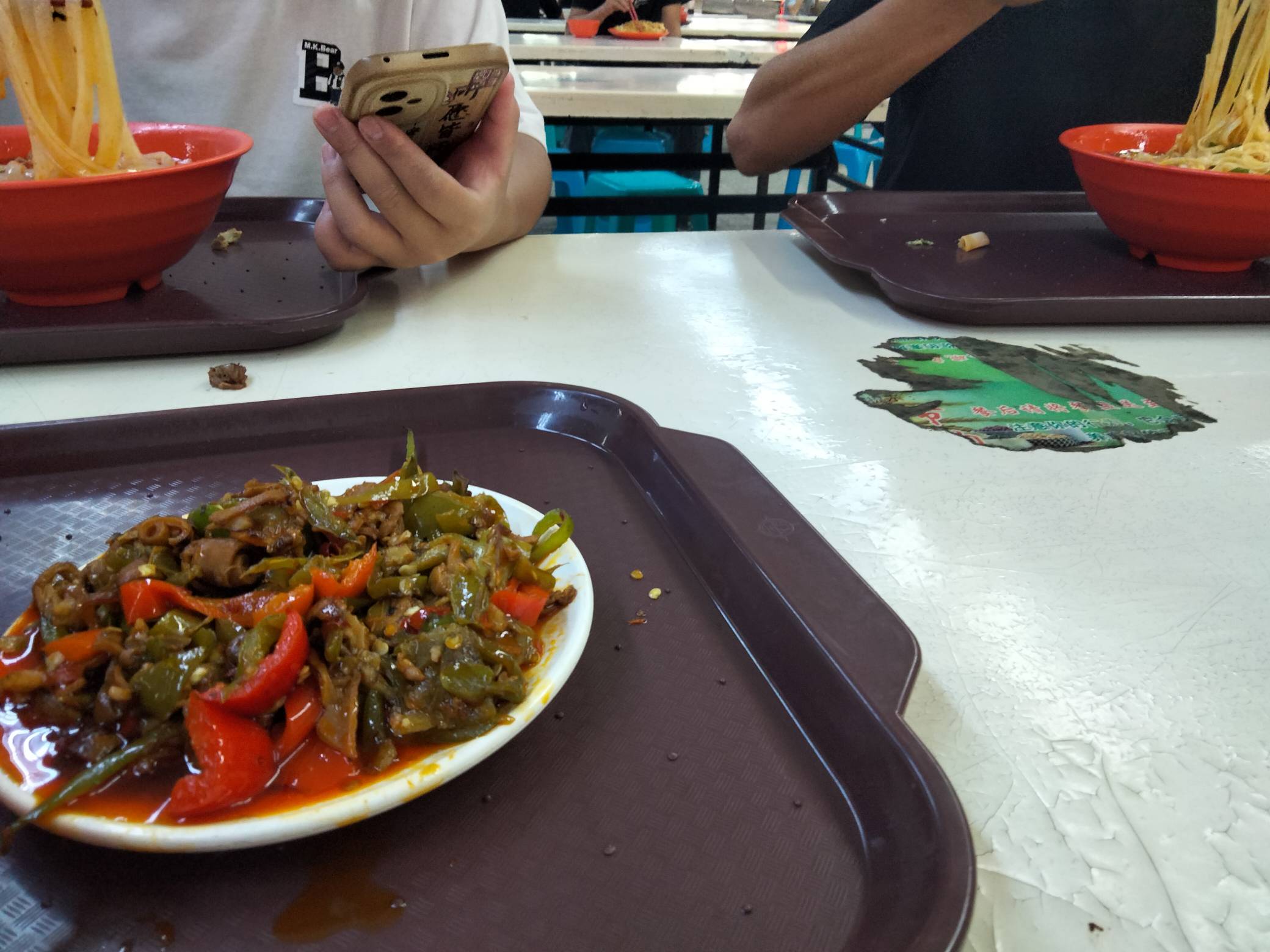 召集舍友一起吃饭，吃完一起去上班打螺丝，这队伍里面我说了算，他俩坐一边，我自己坐35 / 作者:我要发财. / 