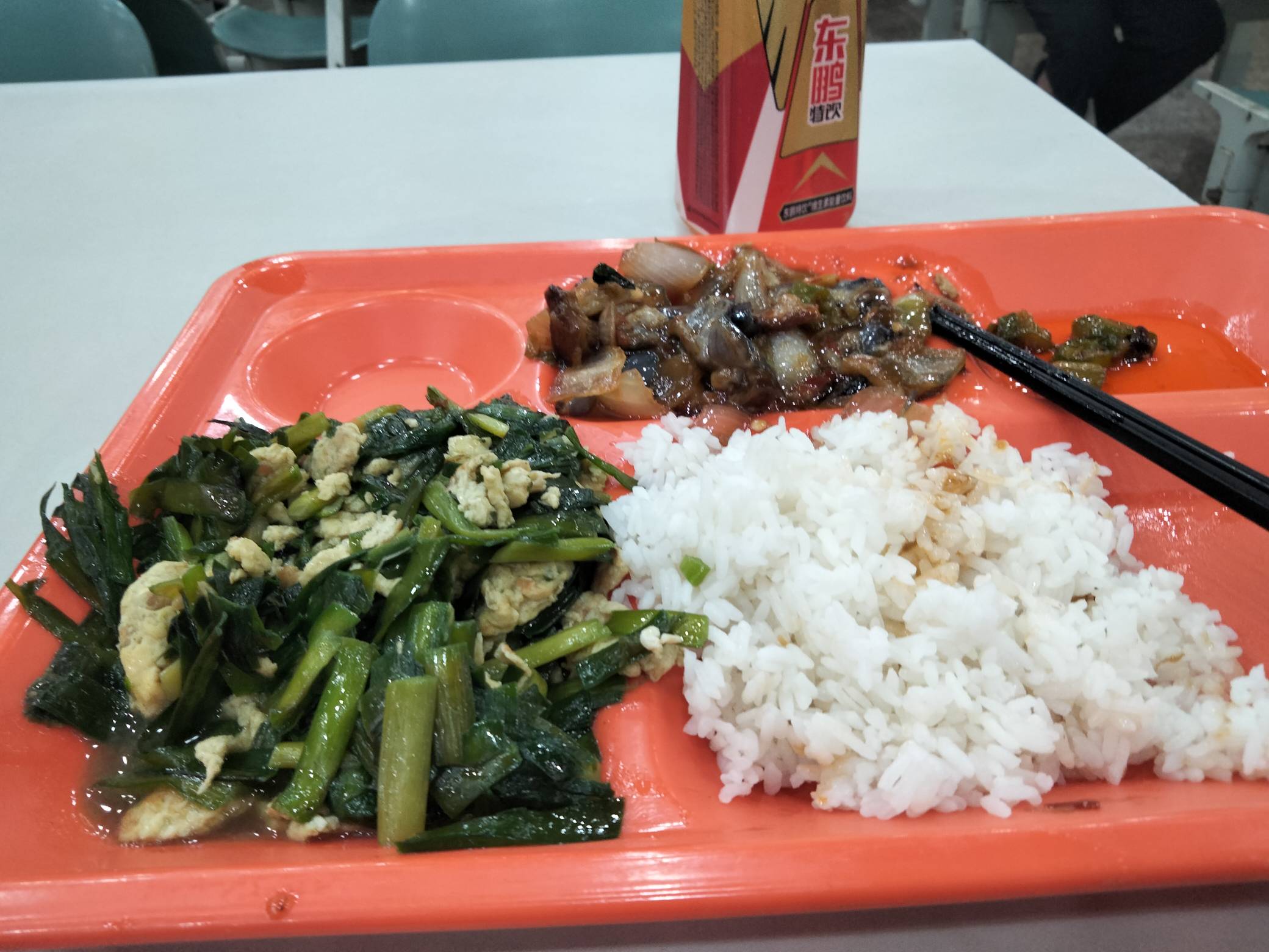 富士康食堂这些饭菜就是煮给猪吃的，看到他们搞的那些肉就没食欲，随便打两个菜吃应付99 / 作者:我要发财. / 
