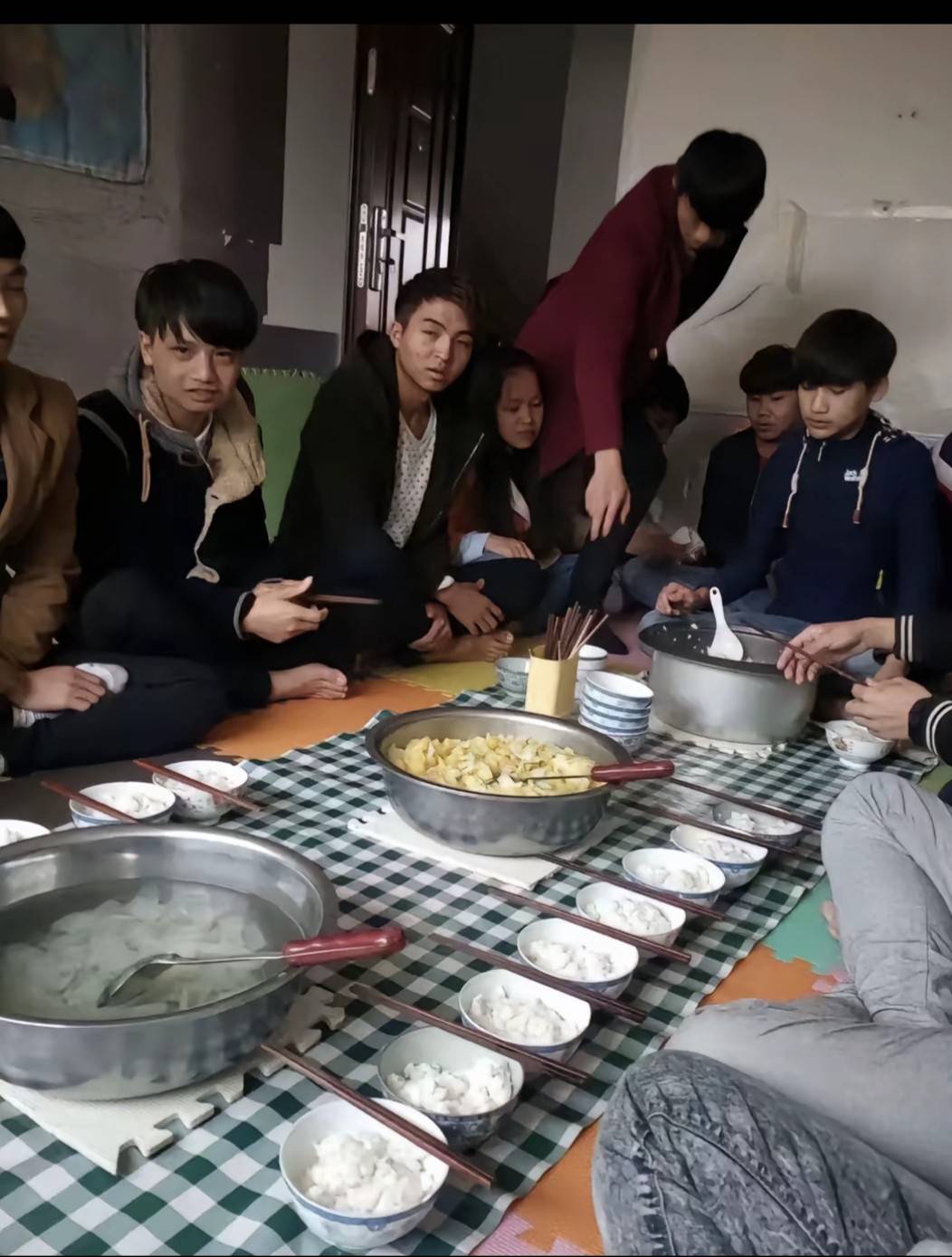 开饭了老哥们，又是没毛的一天

15 / 作者:华子拍华子 / 