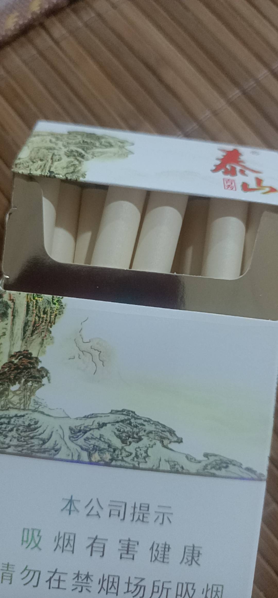 喜欢这个烟盒就一直买这个烟抽。我也是服了自己

67 / 作者:月色难逃 / 