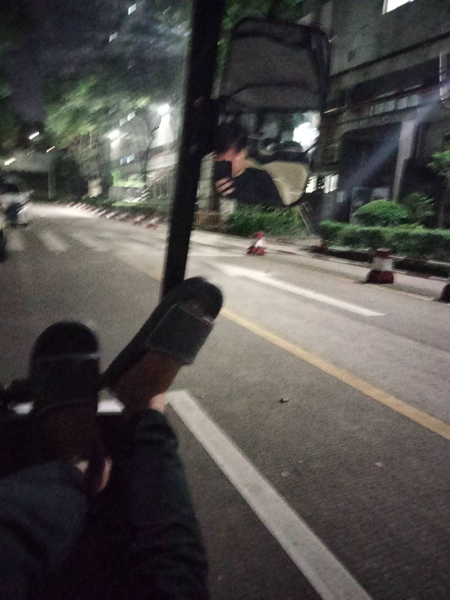 在挂壁厂打螺丝上夜班，现在吃夜宵休息一个小时，我所在的那条流水线妹子都没有一个，68 / 作者:我要发财. / 