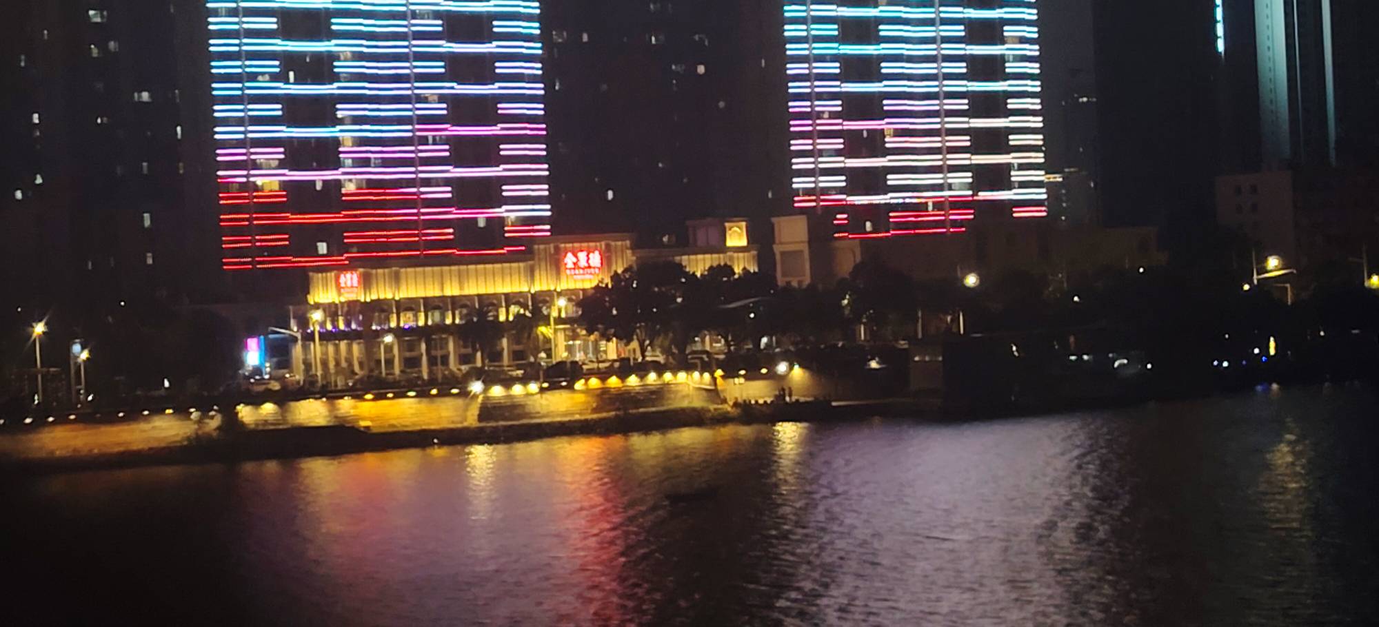 什么时候能像文三儿一样去全聚德吃一顿像样的烤鸭就好了，吃完了拿一张饼擦擦嘴

93 / 作者:蚂蚁大战猛犸象 / 