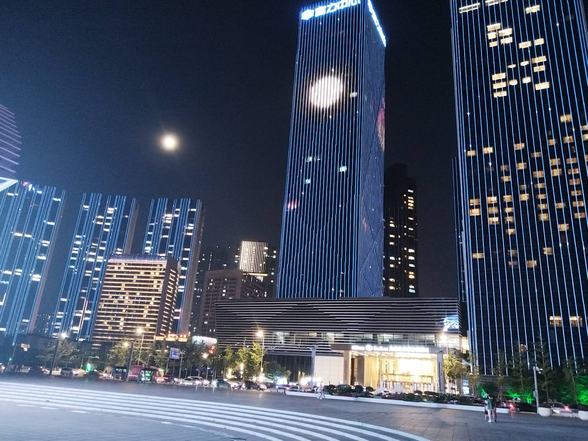 今天太冷了，街上都没啥人，买点火锅食材，回家吃火锅。

79 / 作者:两只猴子 / 