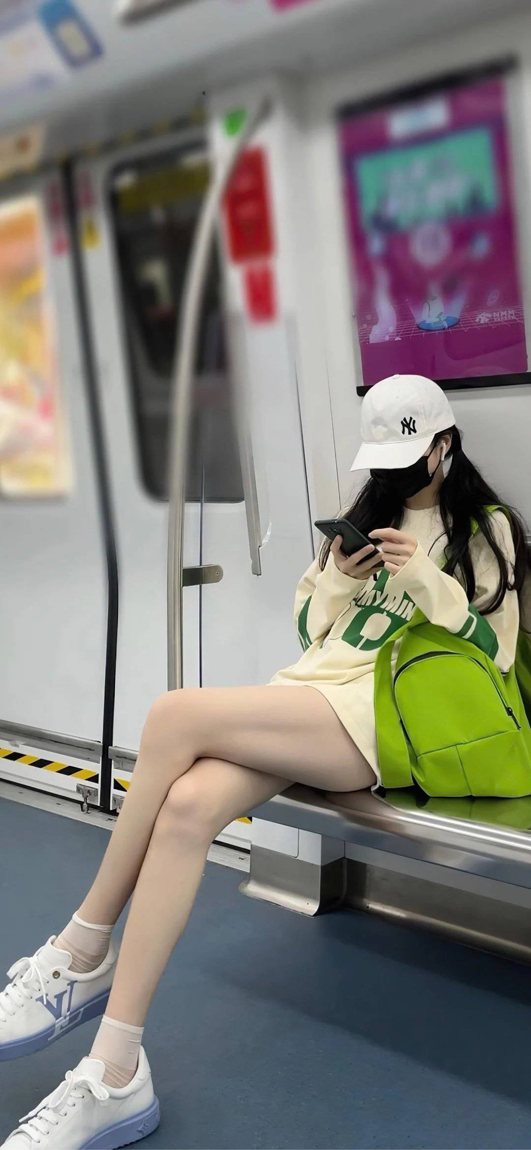地铁看到的美女 好有气质好喜欢 老哥们 我上去要微信 她会嫌弃我是挂壁仔吗

49 / 作者:保安室吴大爷 / 