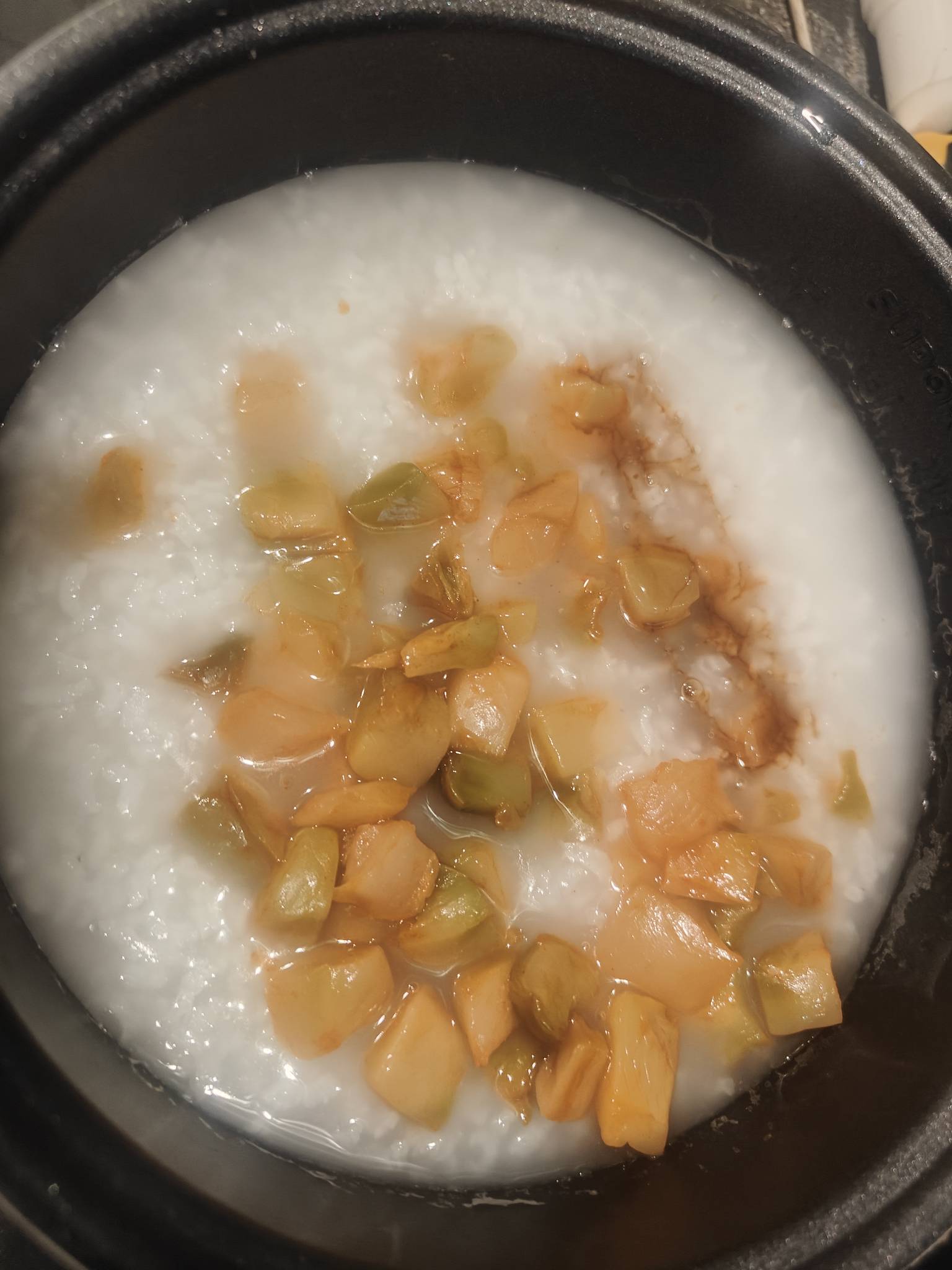 吃饭啦，老哥们。一锅粥加上榨菜和酱油。今天又活下去了

20 / 作者:林伯不卖菠萝鱼 / 