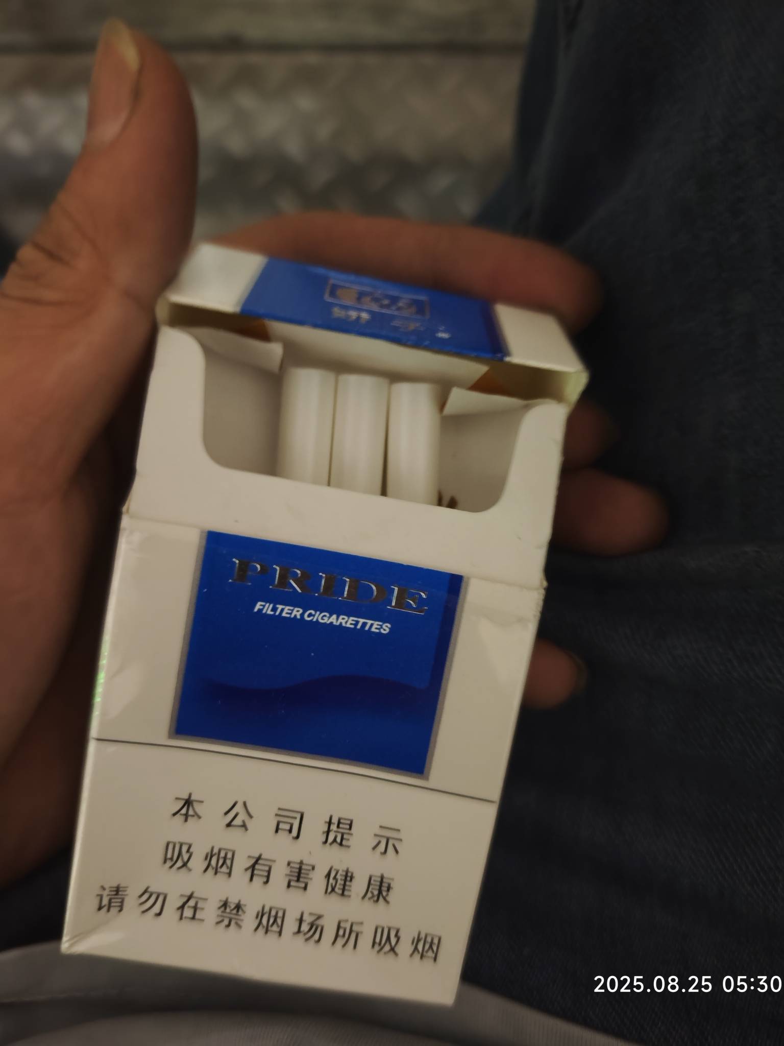 三根挂壁烟 

23 / 作者:以沫，，，，， / 
