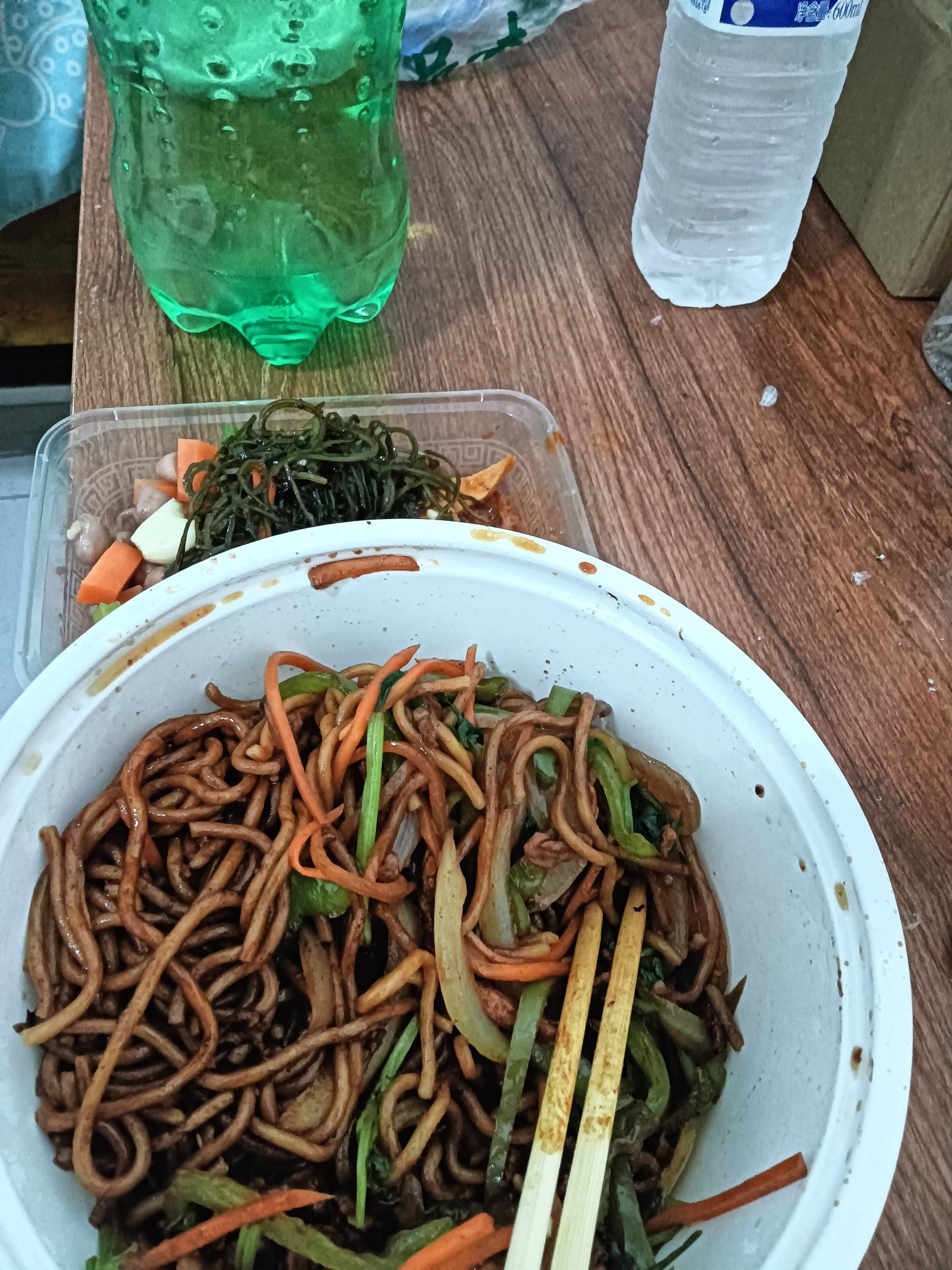 大半夜的一边吃着饭，一边吃瓜一对小年轻在我窗外吵架，女的喝酒了，跟男的吵起来了可85 / 作者:变了格局小了 / 