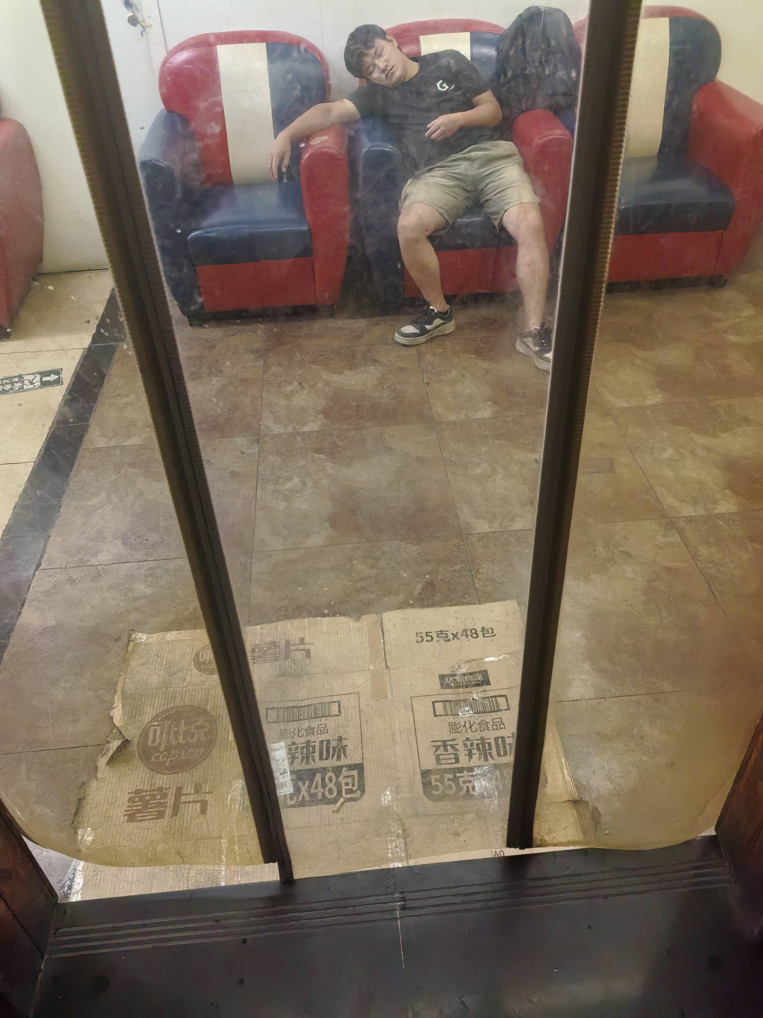 这是哪个老哥 一天365天都在这个网吧 也不上网 来了就在这躺着 晚上又不见了坐标宜宾
94 / 作者:宁姚 / 
