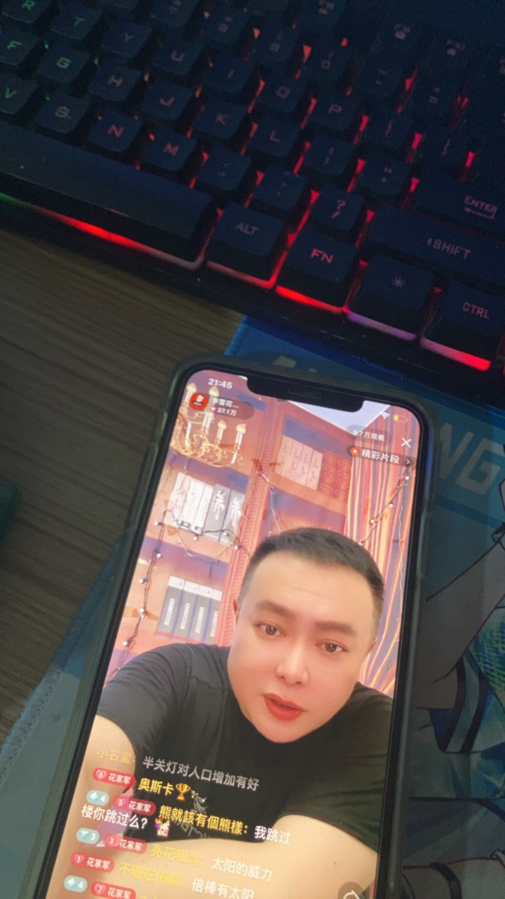 月底 东哥又拼命送券
   盖码个个都中真是美滋滋



36 / 作者:小熊科技 / 