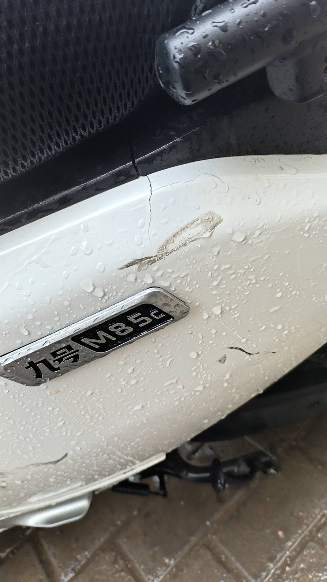 下雨天跑外卖被个骑手撞了，他跑的老快了刹不住……我转弯都过去路对面了，他给我撞上76 / 作者:嫩模财团，让每个人都摸上嫩模 / 