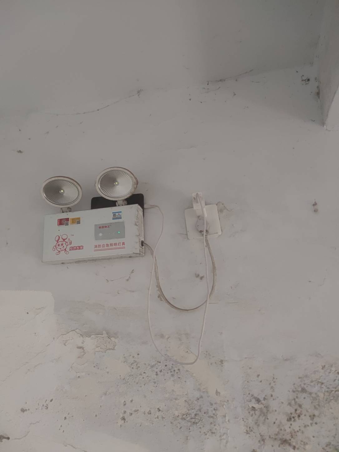 扛不住了，幸亏在楼道里发现一个充电口，要不手机彻底没电，彻底挂壁了

93 / 作者:虎虎虎虎虎虎虎 / 