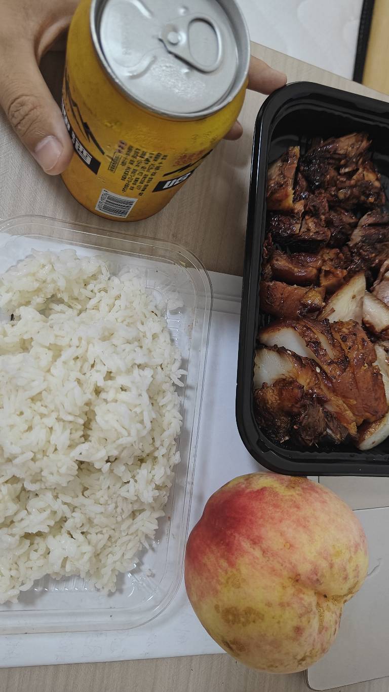 老哥们，今天有酒有肉，还买了桃，感谢高德。

74 / 作者:苏酥稣 / 