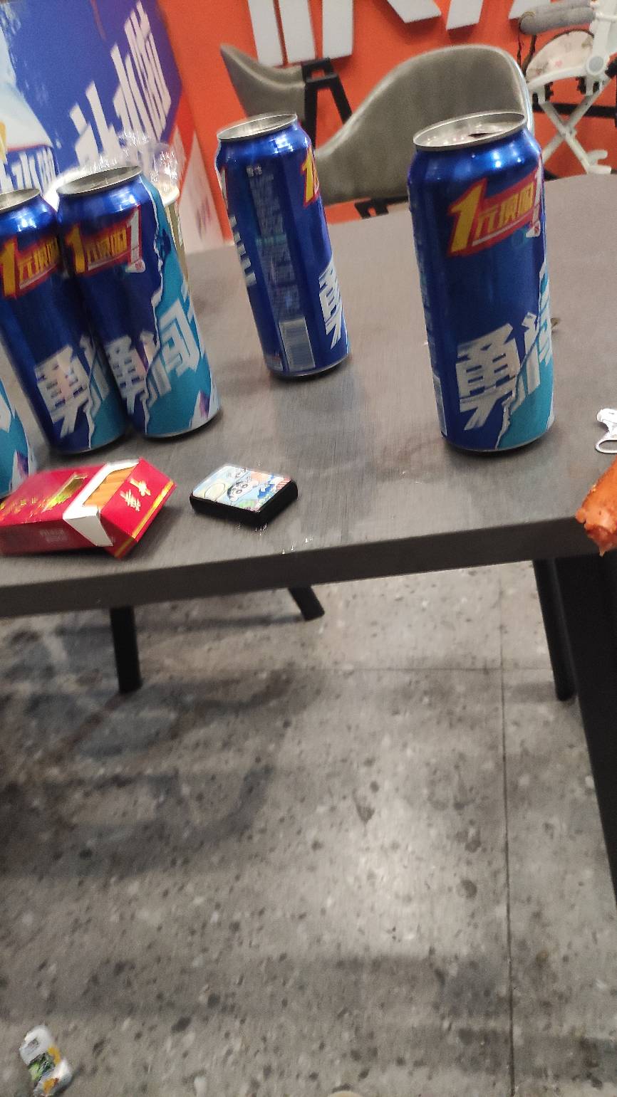 老哥们说我抽25的真空太装了，所以我决定抽中华。

94 / 作者:卡农派大星 / 