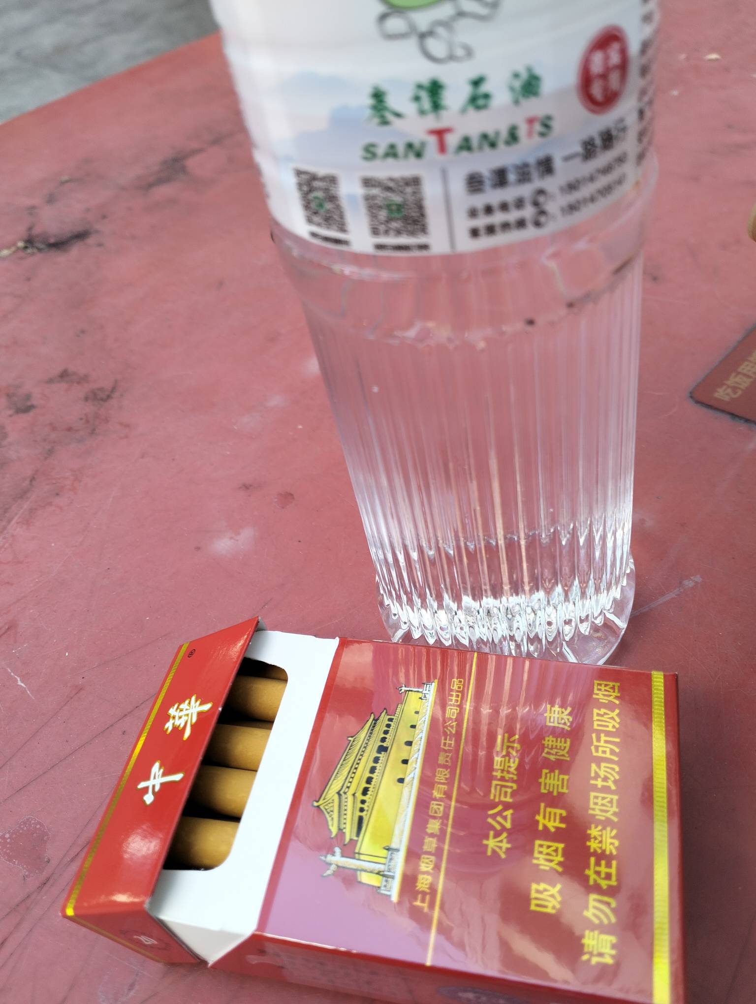 过节啦，咬咬牙今天奢侈了一把，把一晚上翻宝箱的钱买了包华子抽抽

46 / 作者:尛•牛•氓 / 