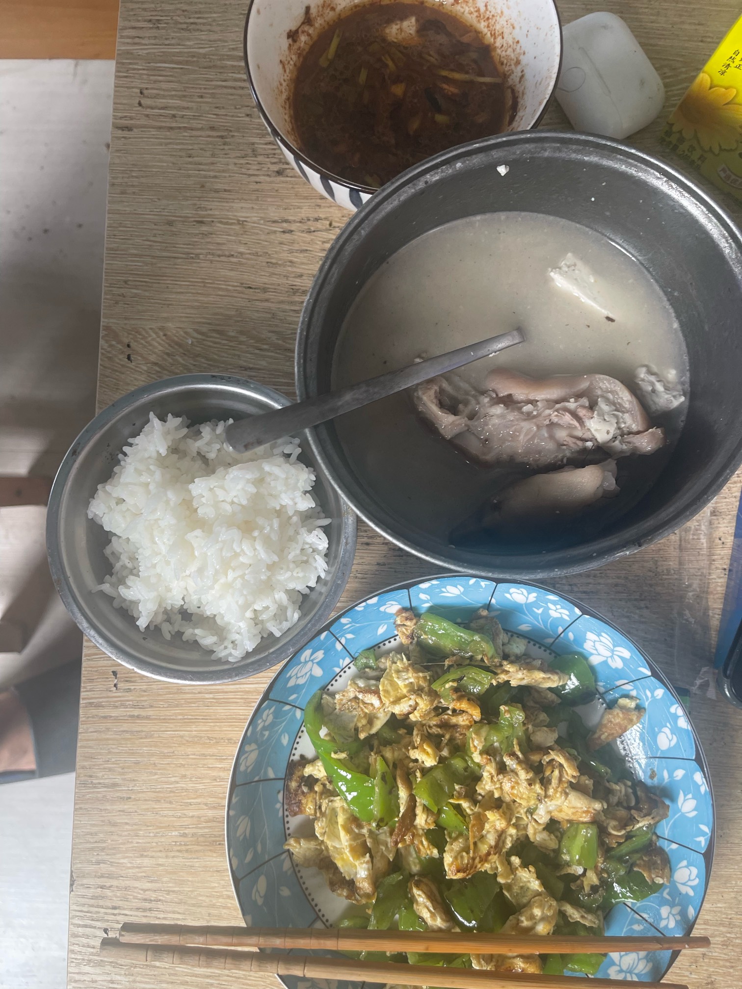 金产产老哥们不冲吗 一个V 7毛。 新人回归都能领

4 / 作者:肉吃的不 / 