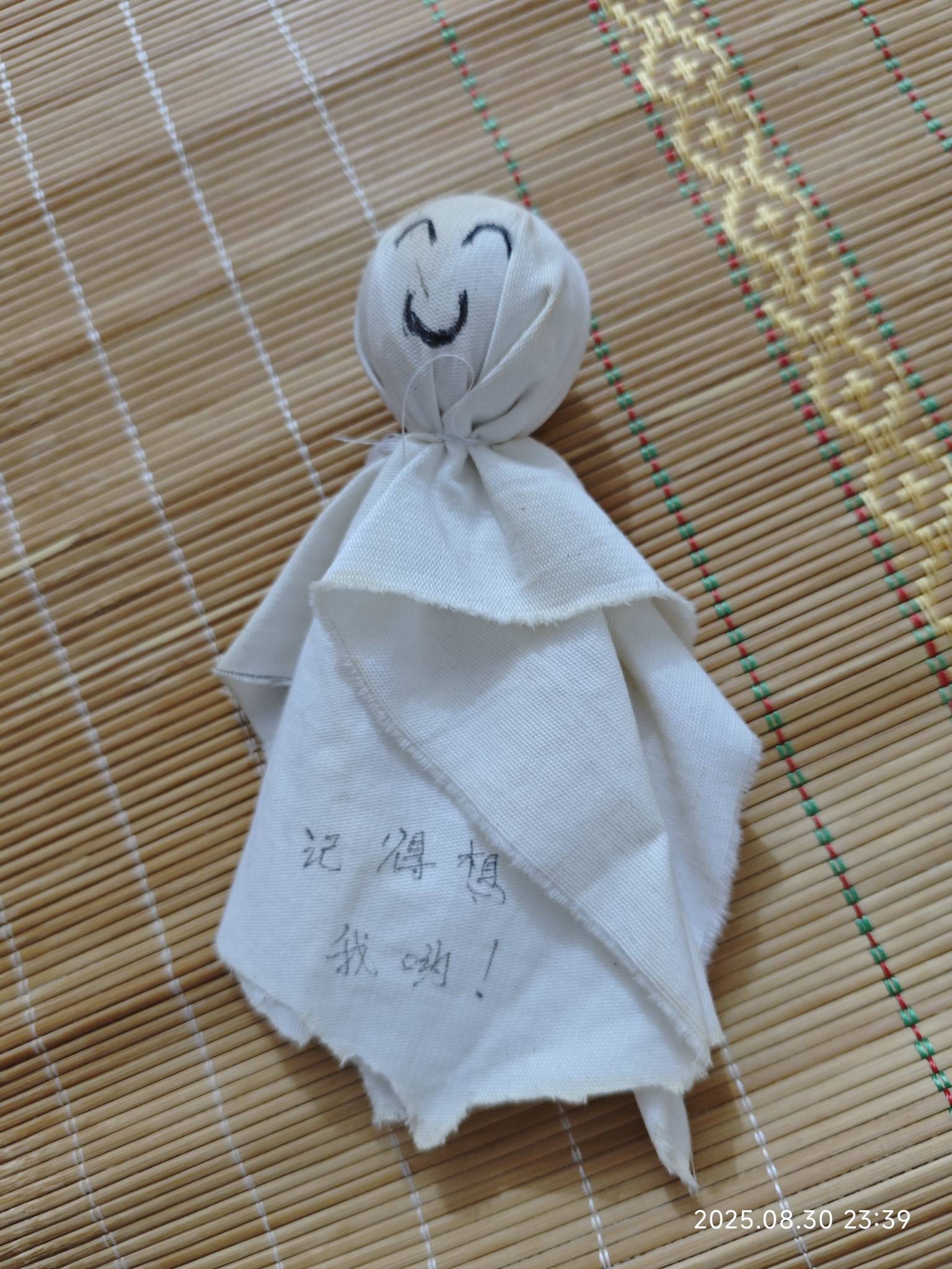 抽屉里发现初恋送的娃娃，好丑……

8 / 作者:泾县宣传员李倩 / 