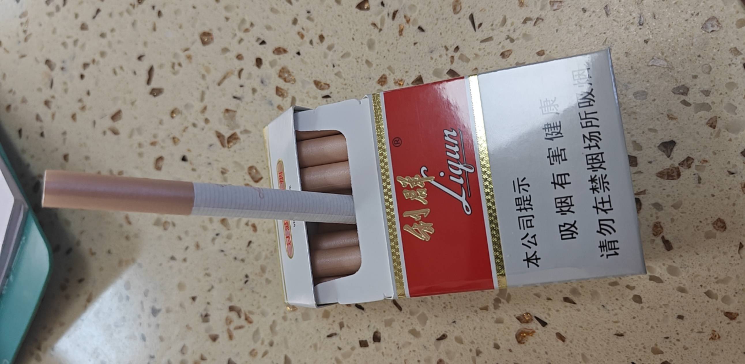 抽烟抽烟，天太热，一天天的

10 / 作者:湖南大哥。 / 