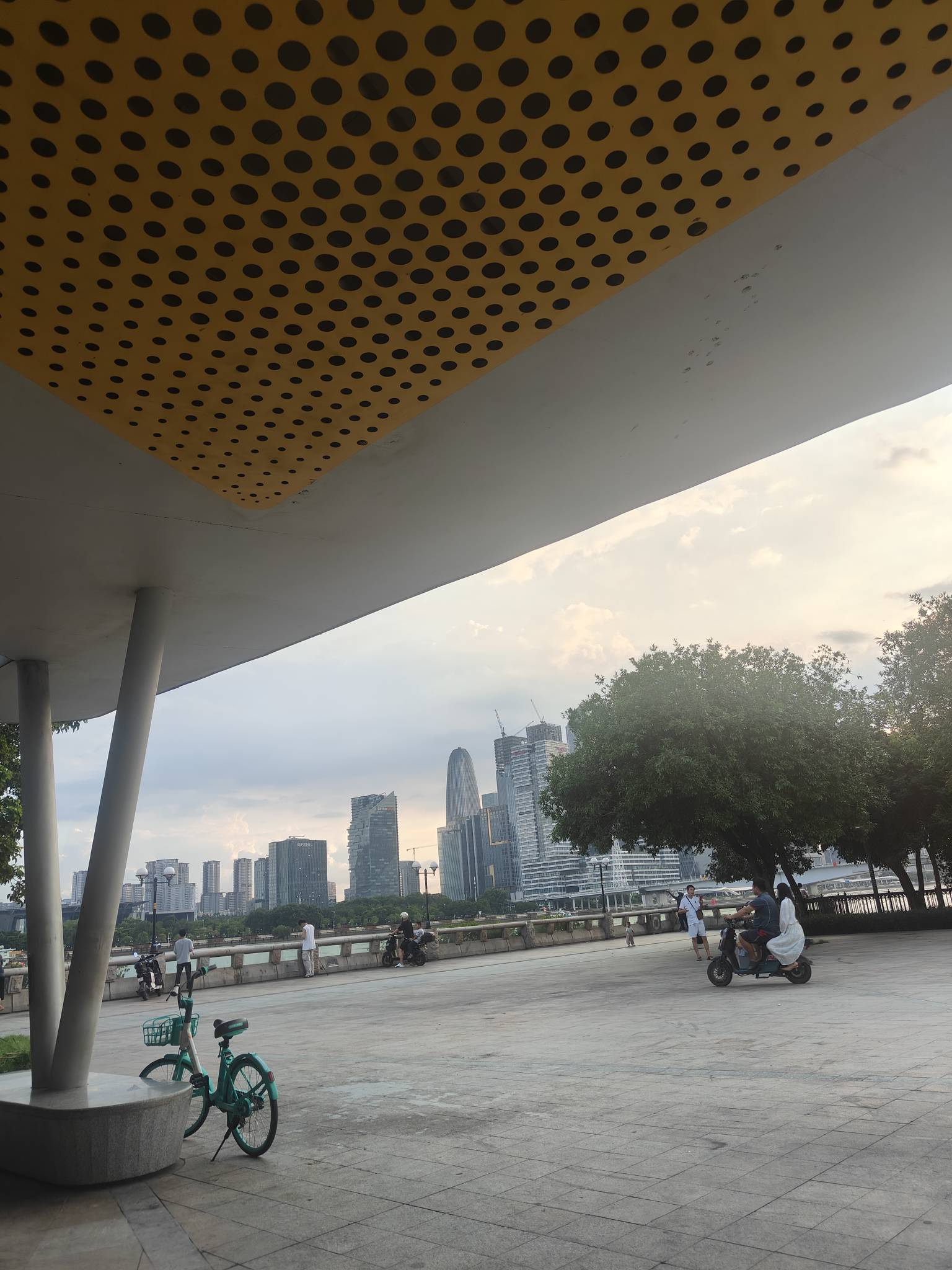 找了个地方坐着，能遮雨后面有公厕，打算在这里待到网上十二点。全力薅毛，十一点前搞52 / 作者:林伯不卖菠萝鱼 / 