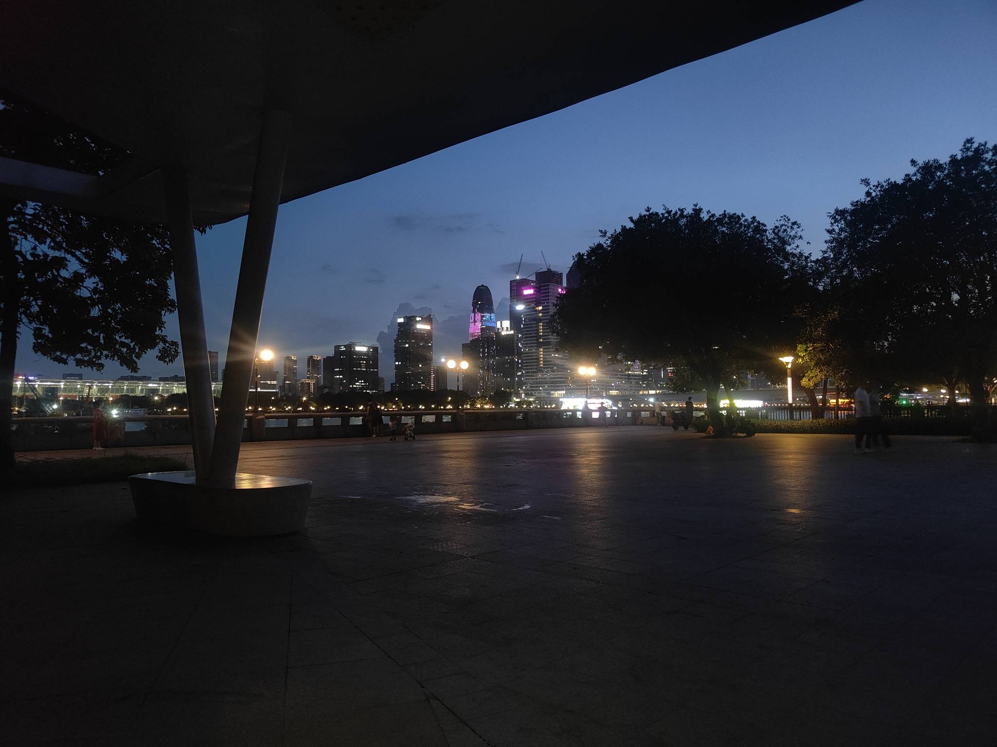 看着夜景听着歌。喂着蚊子挂着壁


1 / 作者:林伯不卖菠萝鱼 / 