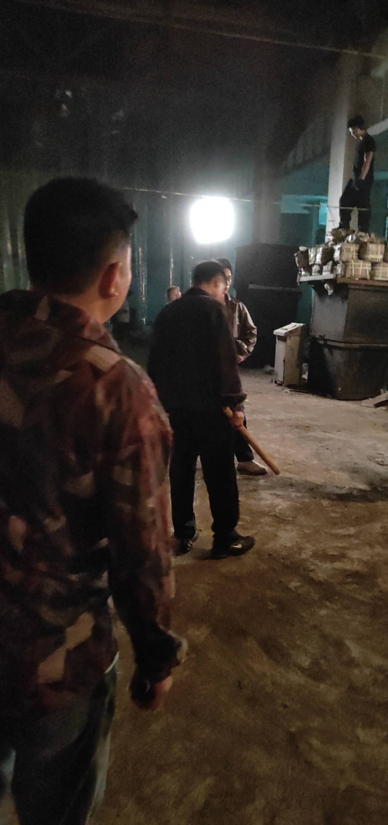 上钟，开始拍戏，

81 / 作者:清余 / 