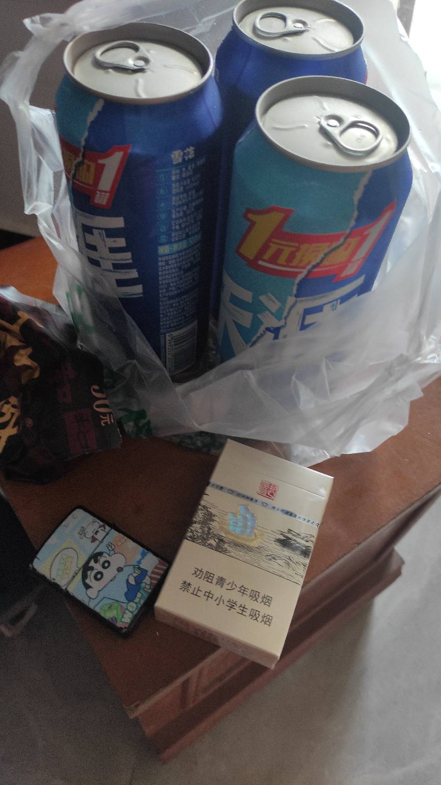 还有最后四十块，买了包烟，几瓶酒，刚刚肯定是没喝酒，没发挥好，喝点酒下去，晚上随45 / 作者:卡农派大星 / 