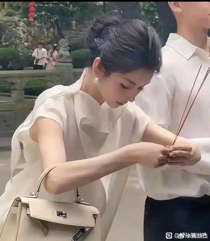 看着很漂亮又有气质，还需要求什么呢？

62 / 作者:天空的时候给我 / 