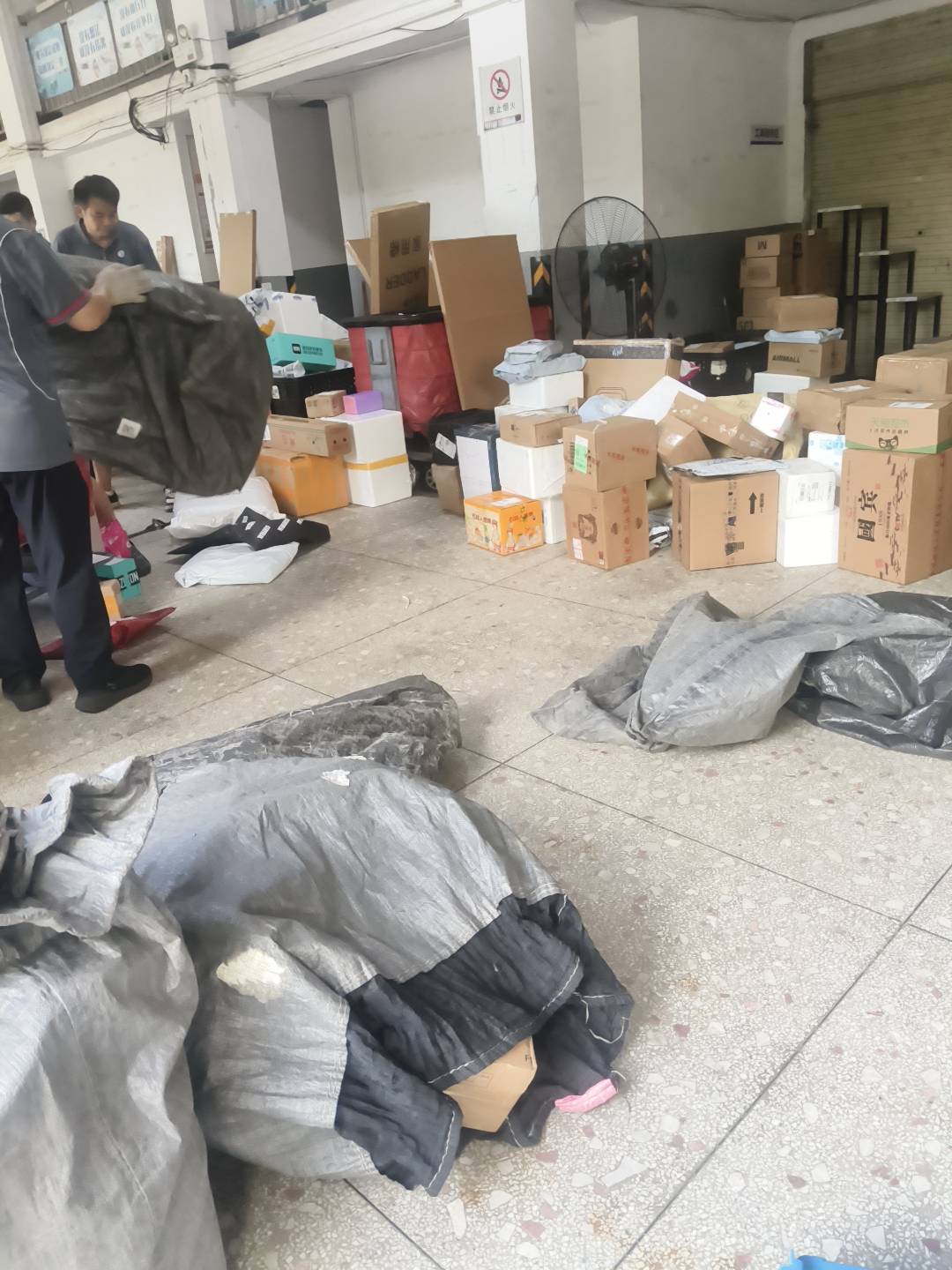 老哥们手机已经到了这个快递站了，我已经等不及了，直接跑到这里来拿。

13 / 作者:我呢我呢手机 / 