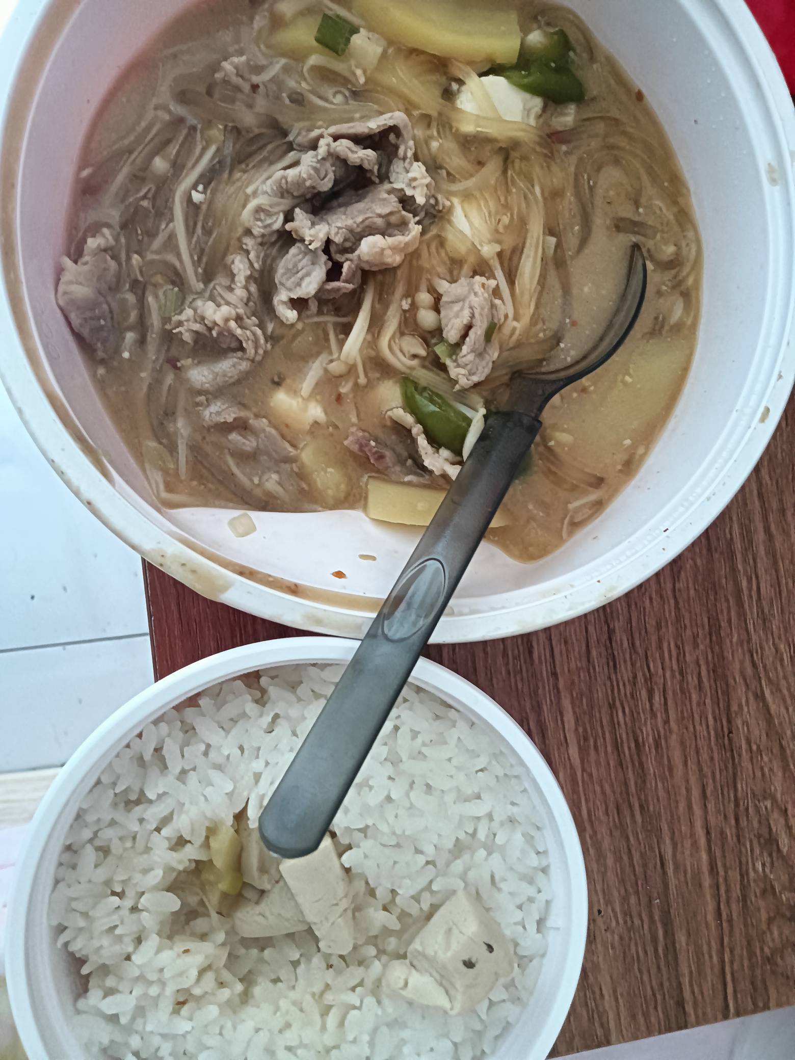 唉，中午饿了等了四十分钟外卖，送来了 然后遗漏了食品没给我拿，汤也撒了盒子也破了20 / 作者:变了格局小了 / 