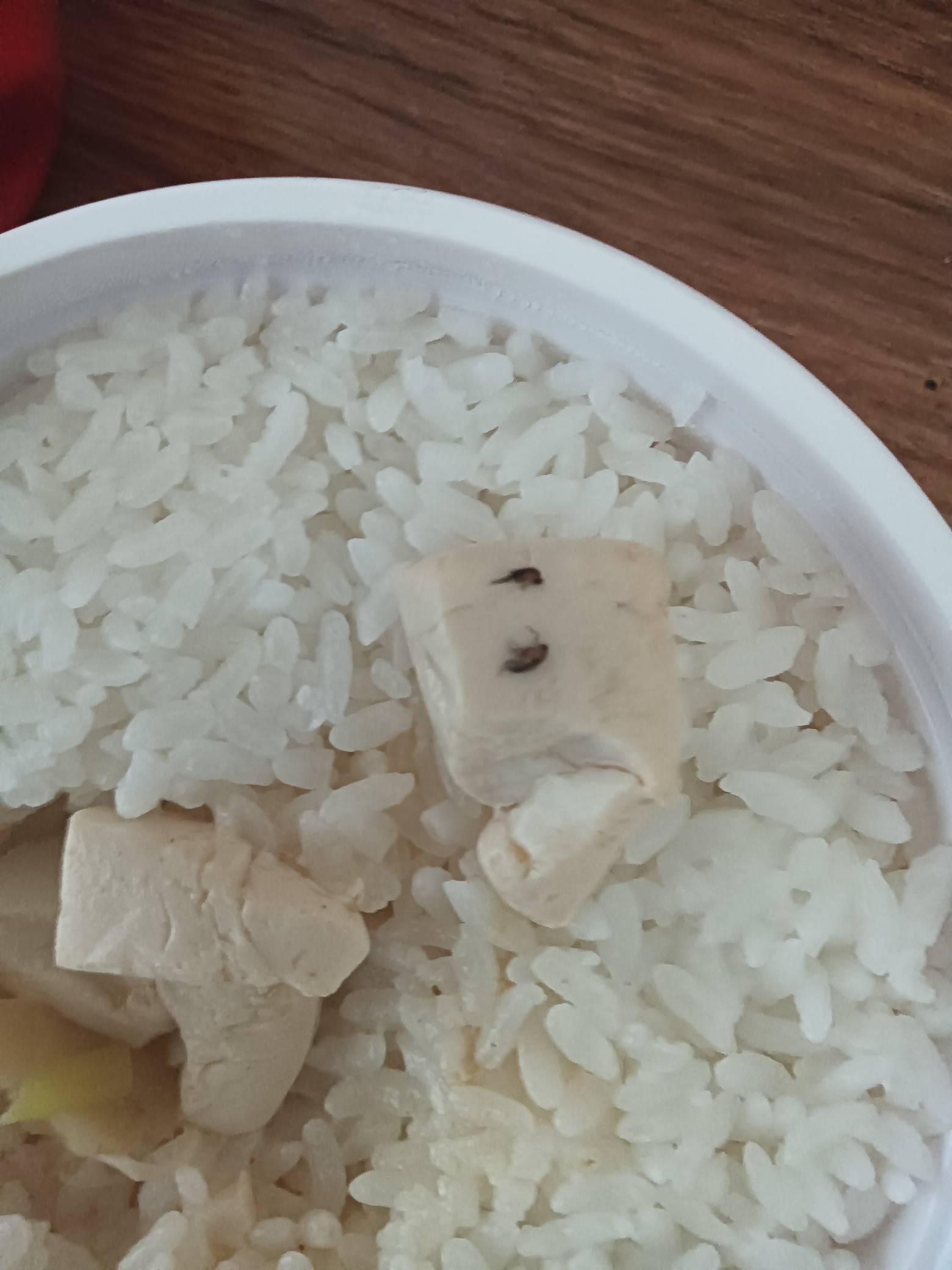 唉，中午饿了等了四十分钟外卖，送来了 然后遗漏了食品没给我拿，汤也撒了盒子也破了3 / 作者:变了格局小了 / 