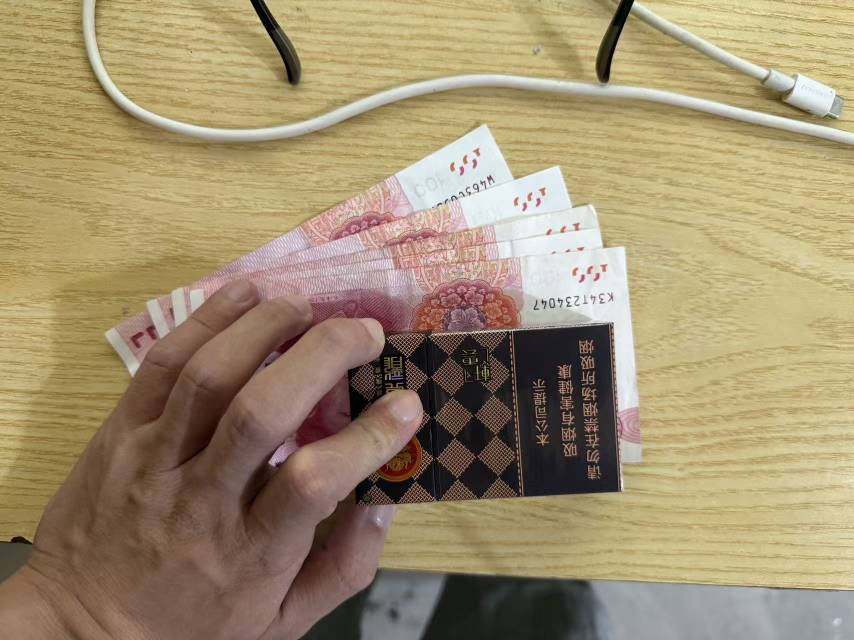 每个月存5张，虽然存不住，还是要放点现金在身上和家里的

40 / 作者:条野太狼 / 