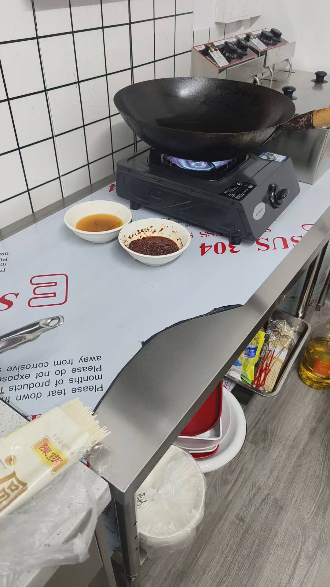 买完烟 没钱点外卖了   自己煮点面吃吧 


22 / 作者:男人永卟言败 / 
