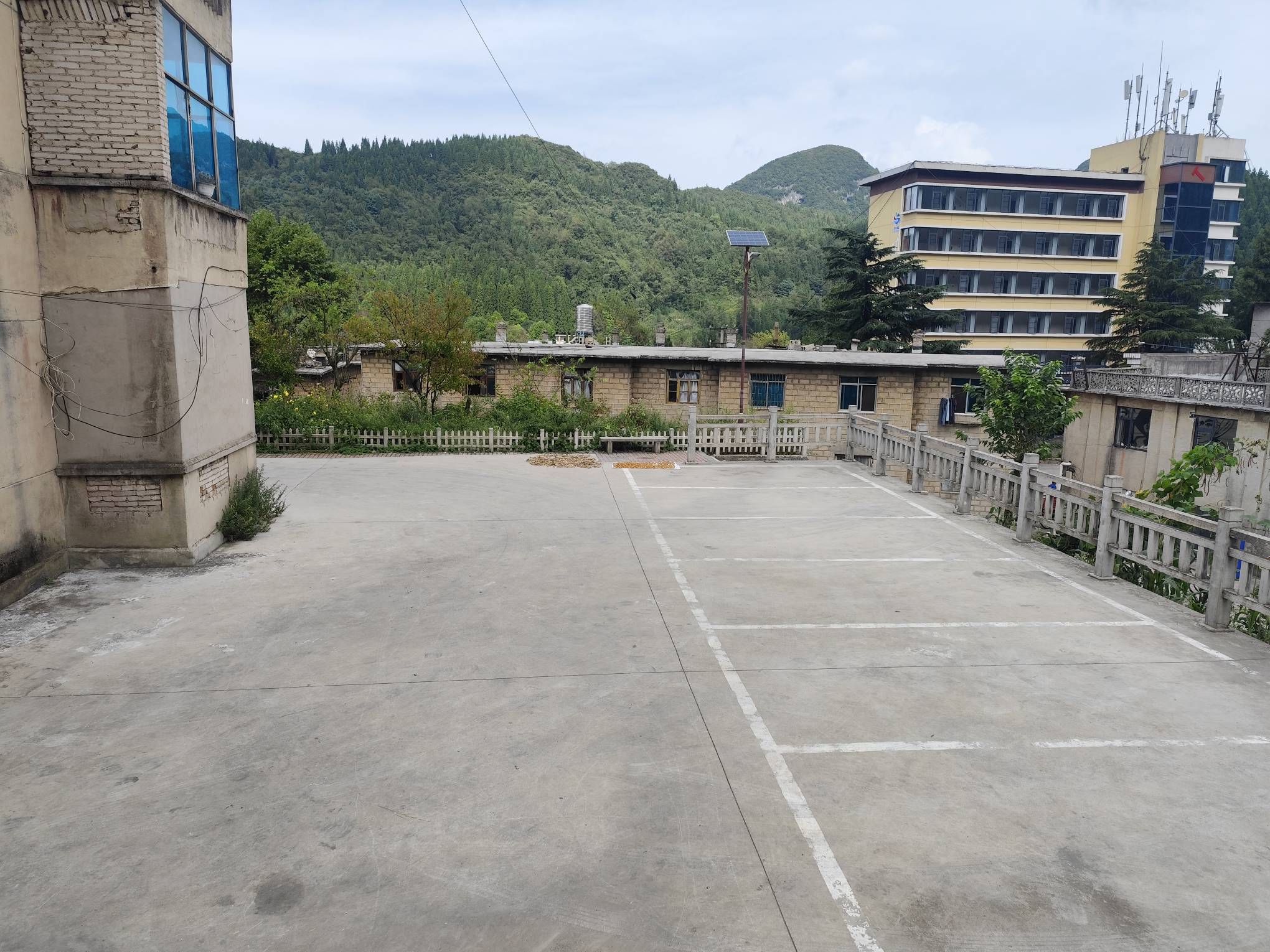 好消息  到女朋友家了  坏消息  在她家附近游荡呢  礼品带了2000多块钱的

98 / 作者:厌桁科技 / 