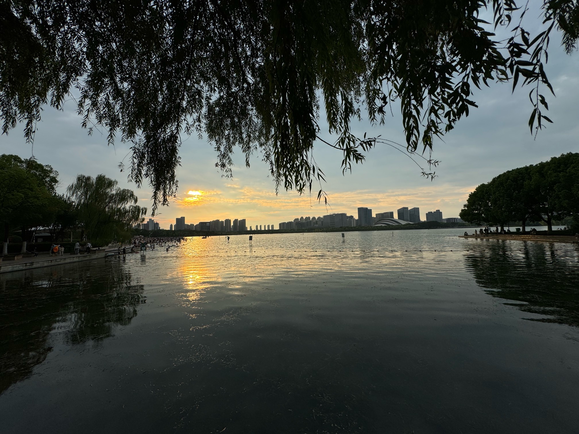 老哥们，我感觉穷人家庭都各怀鬼胎，父母暗含你给他转钱，亲兄弟也不亲，总之各自有各21 / 作者:土包子太多 / 