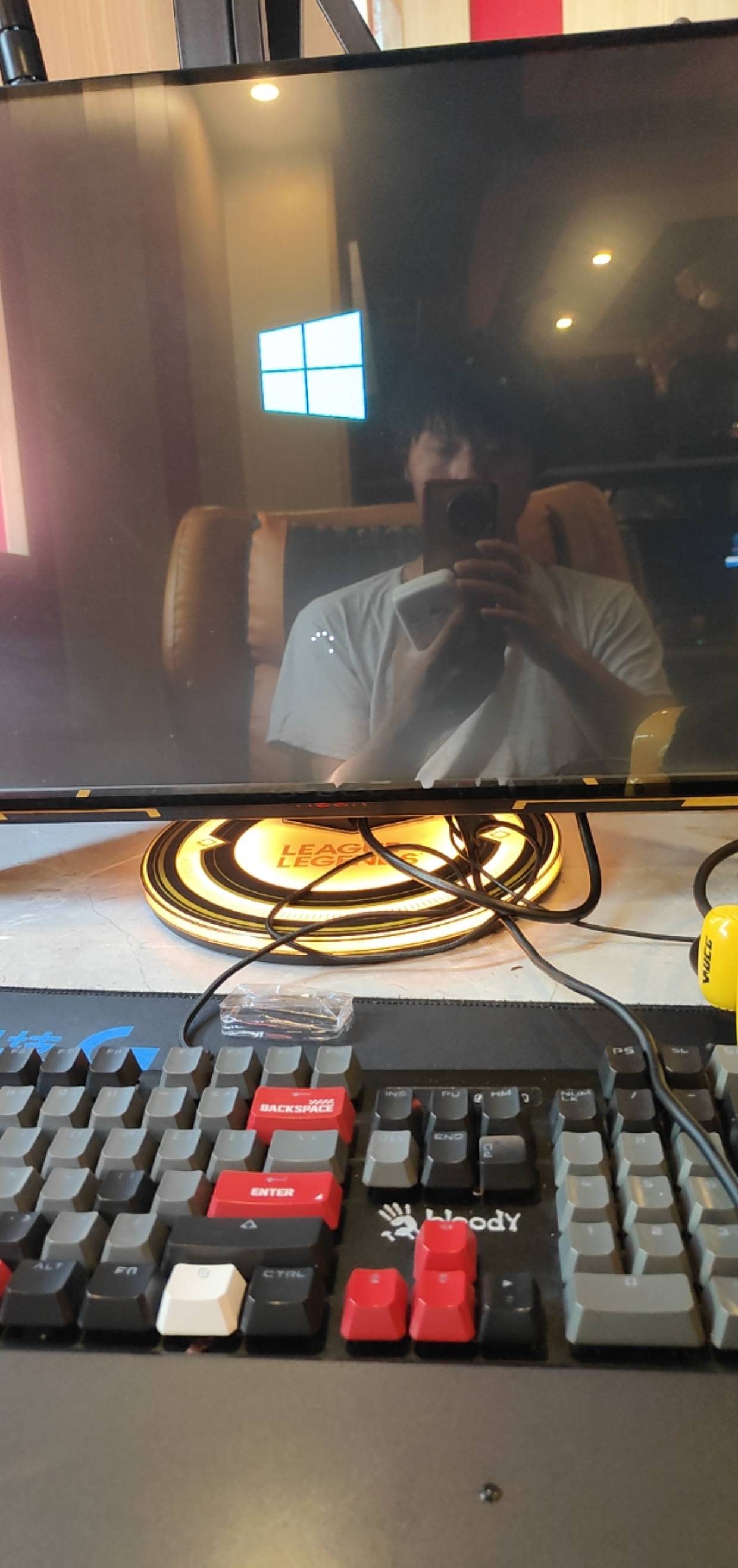 最后8块钱，充网费了，外面太热了，晚上不知道又往哪里去了

12 / 作者:可可托海 / 