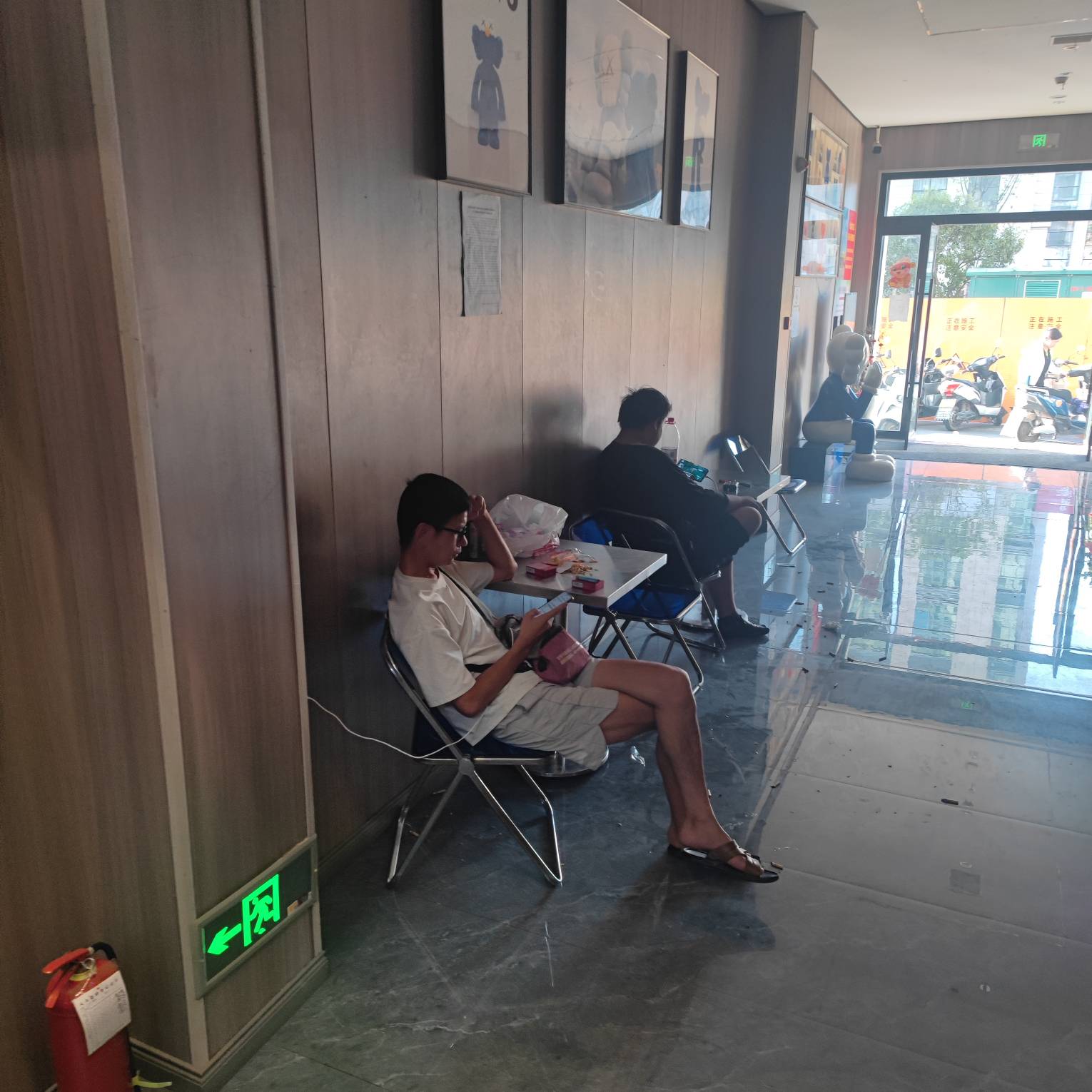 这网吧入口不错，有凳子还有免费充电空调凉气也吹得着

18 / 作者:心态放青葱9 / 