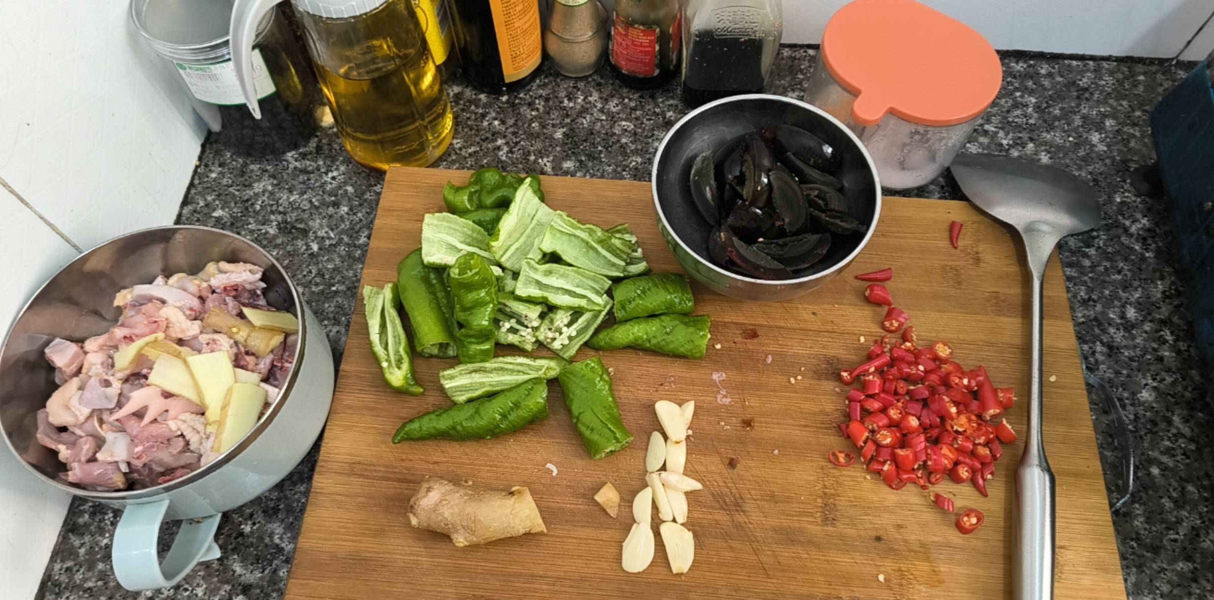 要是不干活，天天自己做饭，真不知道吃什么菜。

16 / 作者:放羊人 / 