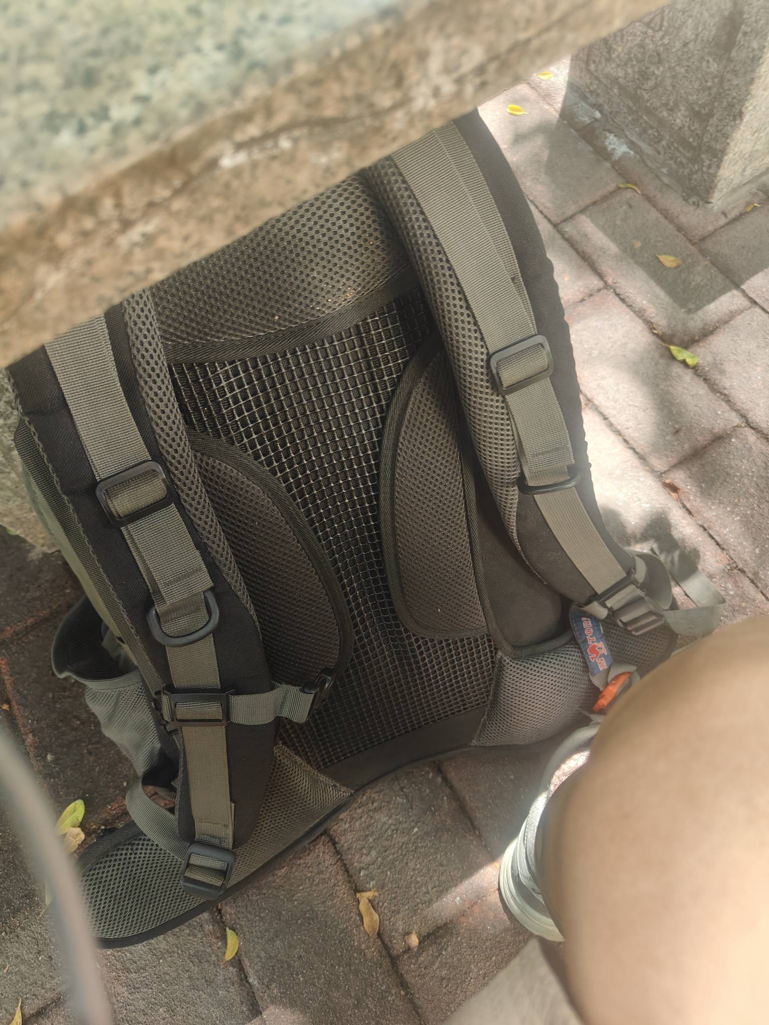 感觉在外流浪真没必要背个大包。。.挂壁在外面六天，背这个50L的包是最累的。关键也没0 / 作者:林伯不卖菠萝鱼 / 