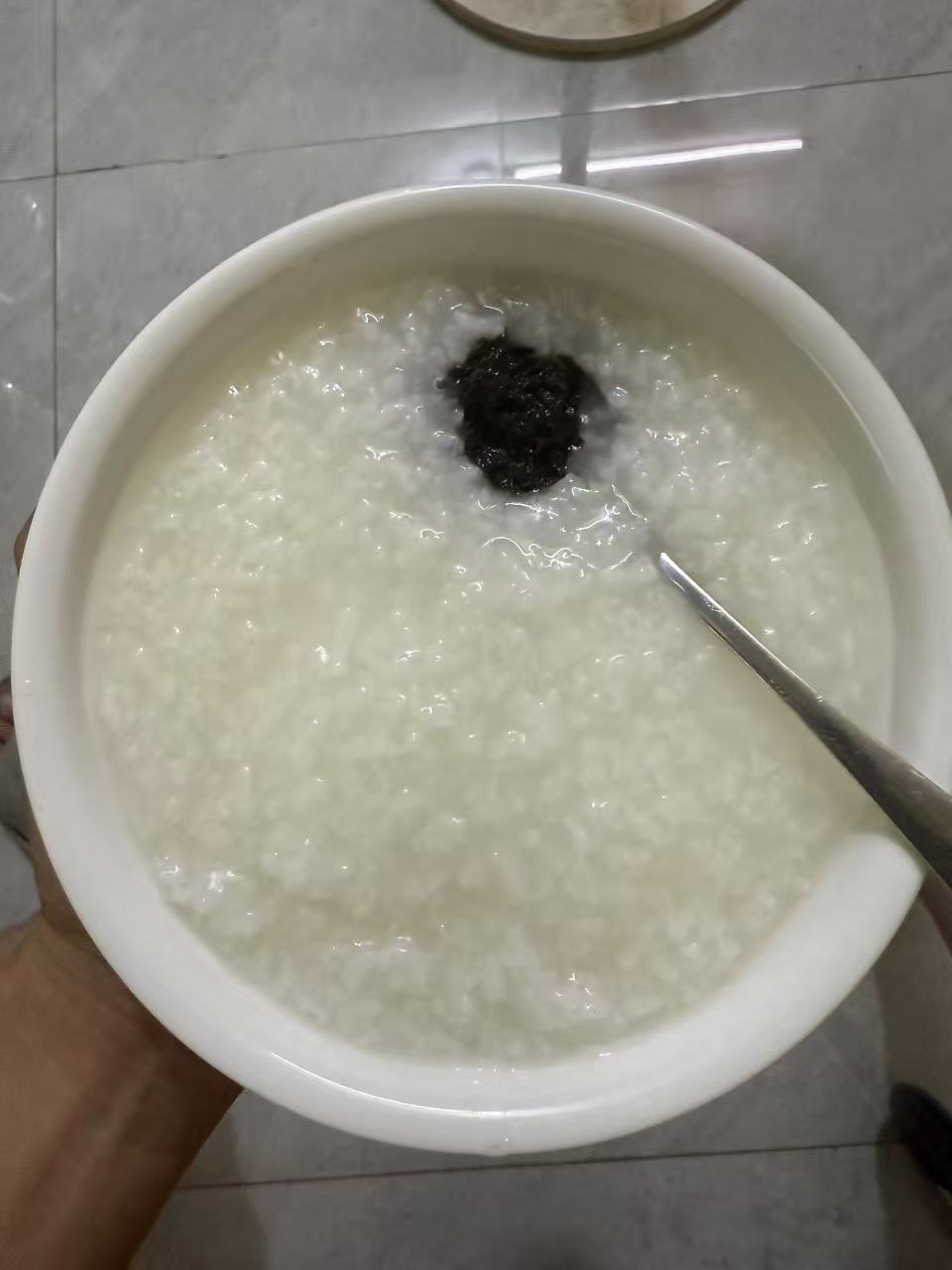 我的外卖估计被哪个老哥加餐了，一个多小时没到还不接电话！宵夜只能吃白天剩下的粥

8 / 作者:条野太狼 / 