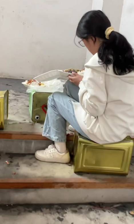这个女人在我最穷的时候一直不离不弃，我暗暗发誓以后一定要给她最好的未来。


3 / 作者:基基肯压基 / 