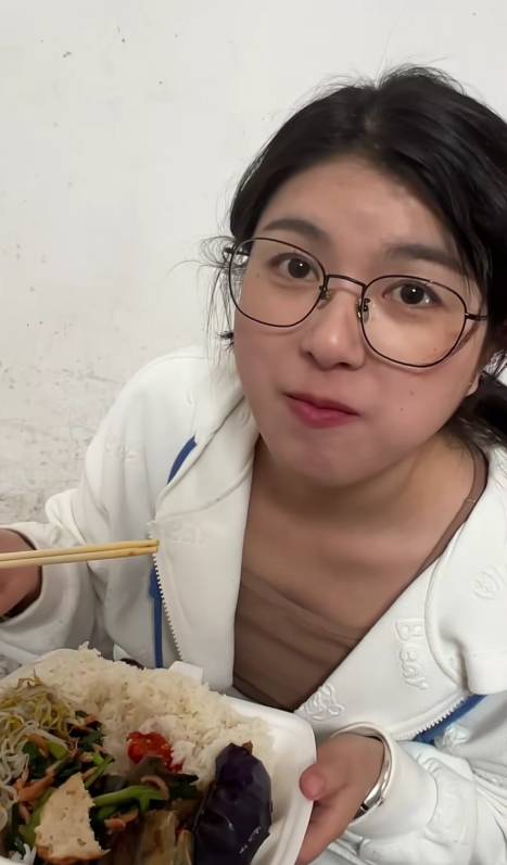 这个女人在我最穷的时候一直不离不弃，我暗暗发誓以后一定要给她最好的未来。


15 / 作者:基基肯压基 / 