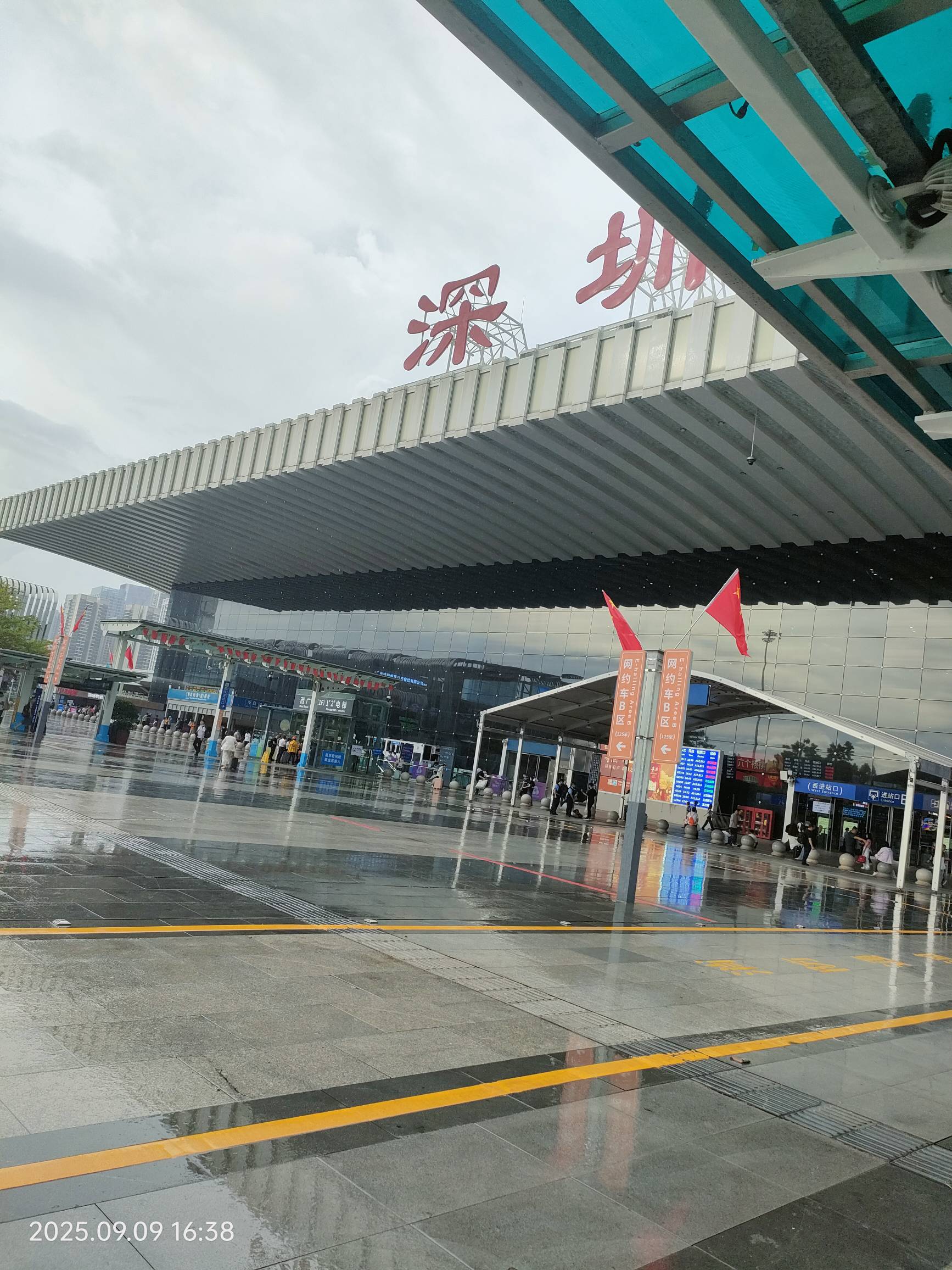 挂壁在深圳北站了，北站D群服务中心图书馆不让进。手上还有十几块钱，借路费回武汉也1 / 作者:雅俗共赏2021 / 