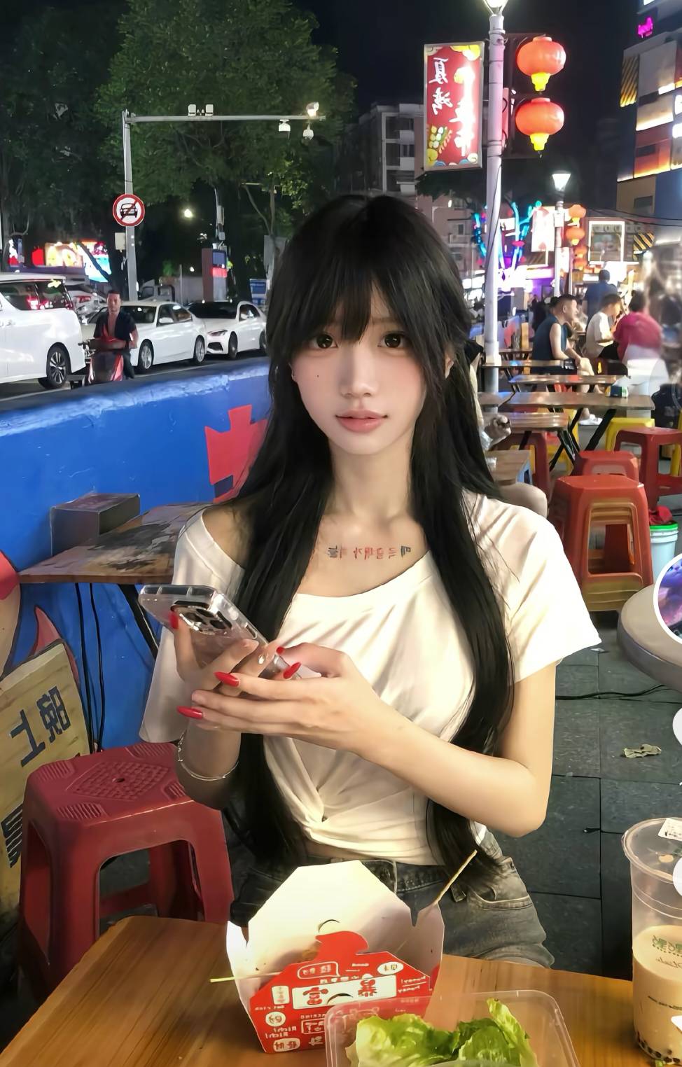 喜欢和爱是不一样的 ，喜欢可能是因为她很可爱 眼睛很漂亮 很单纯 笑起来 很美穿衣服86 / 作者:天空的时候给我 / 