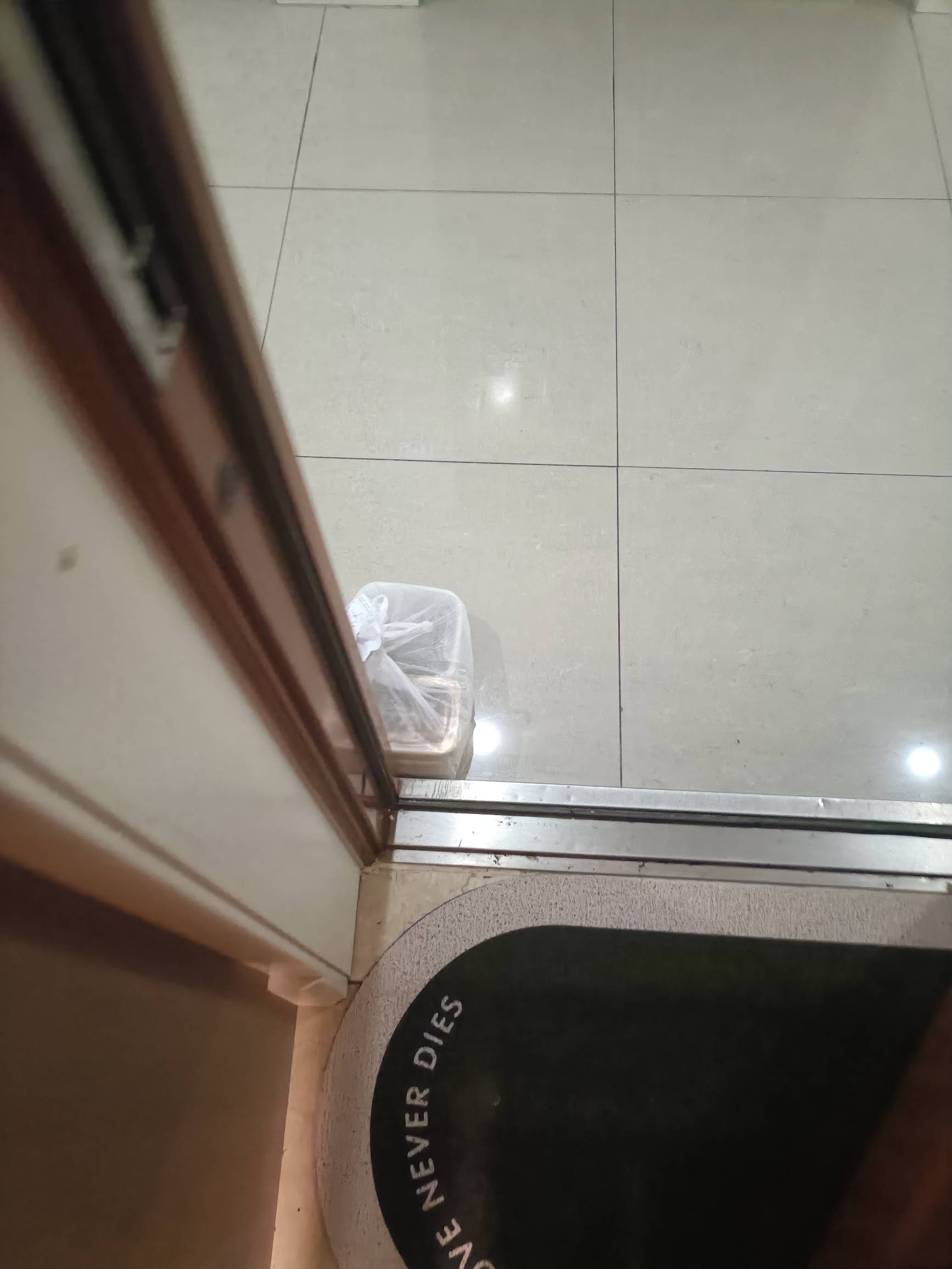 刚刚发个帖投诉外卖退款，一群人说白嫖，真的搞笑，还吐个痰都白嫖，别把你那吃剩饭的95 / 作者:一加二 / 