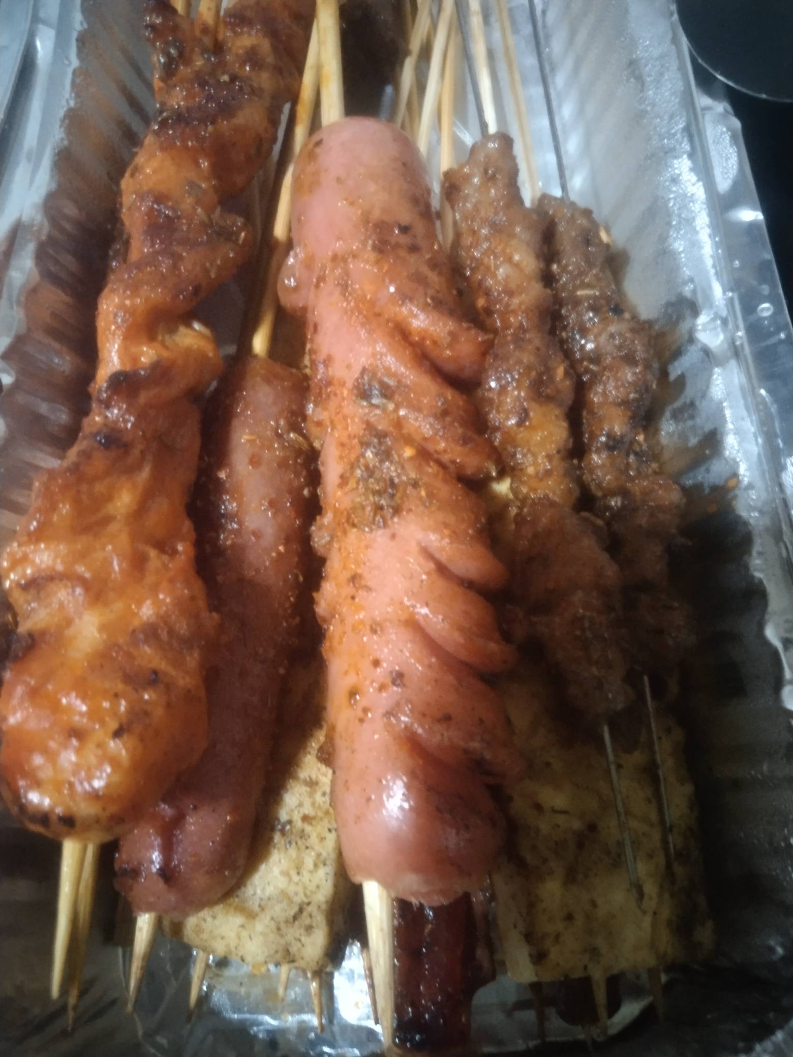附近的两家烧烤 一家纯炭烤味道好 一个月900单 一个纯油炸 一个月9999单


79 / 作者:发光的laz / 