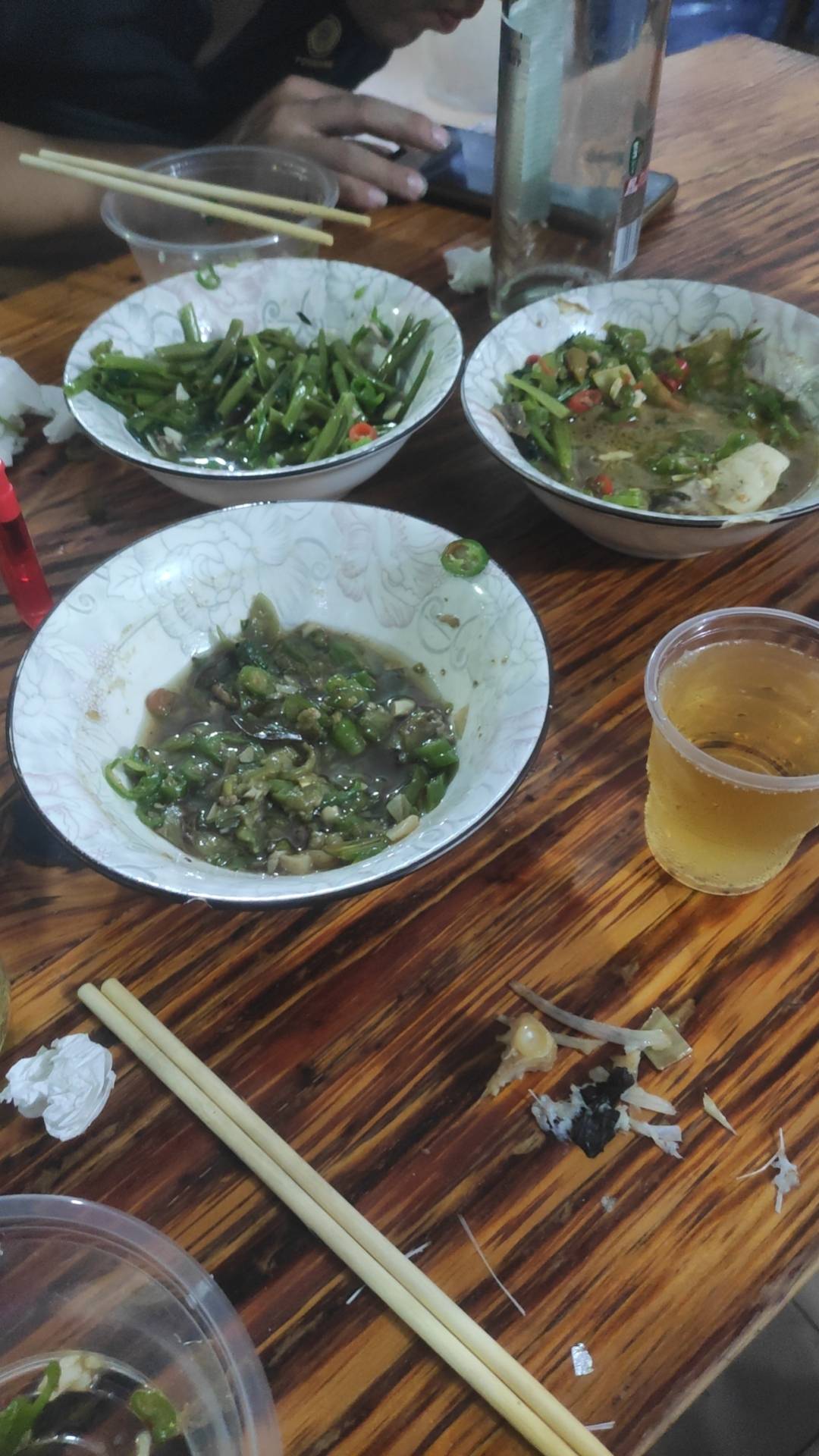早上刚来上班，带班的对我爱搭不理，晚上老板单独带我去喝酒吃饭，然后叫他把今天的工47 / 作者:卡农派大星 / 