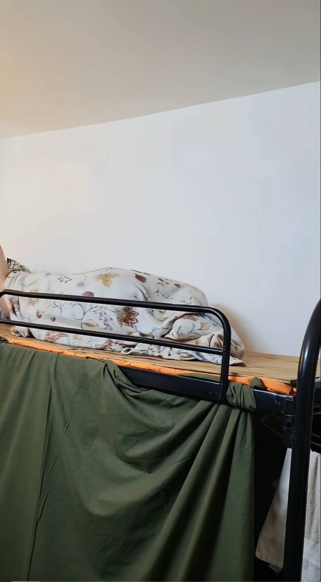 今天进厂看到这挂壁老哥啥都不买，也是牛，直接睡床板，问了他怎么回事，他说没钱，还73 / 作者:挂壁老哥饿了mm / 