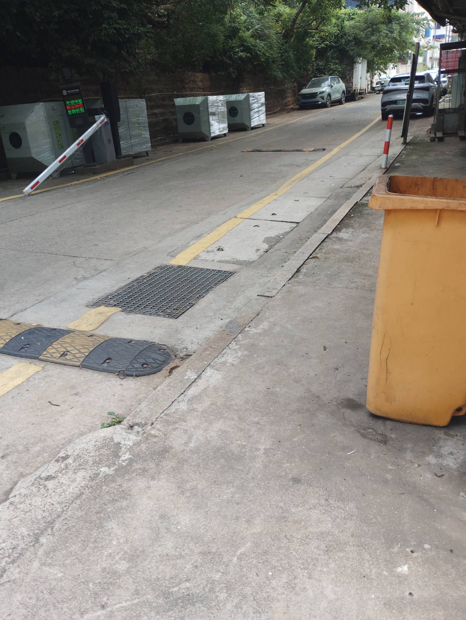 哎 想着送外卖 第一次跑才两天，还没有20单 就出个这个事情 不知道杆子有多少价格 我75 / 作者:张-- / 