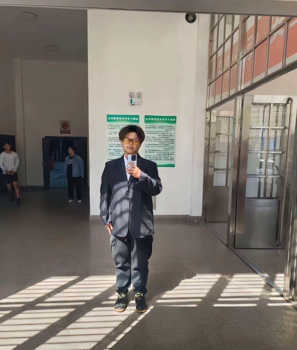 感觉自己长的有点丑，正常么

53 / 作者:卡农话事人 / 