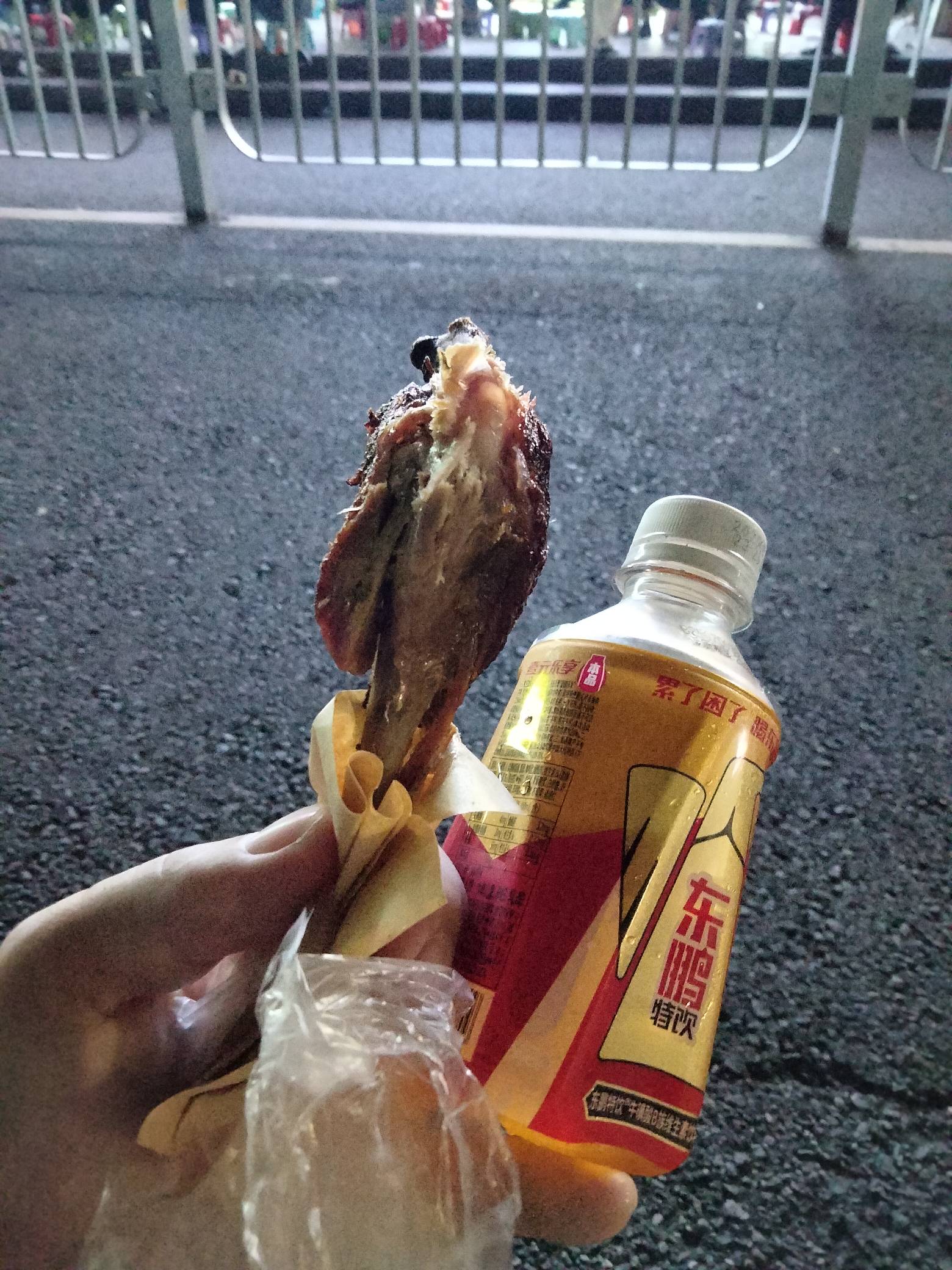 买个鸭腿吃下，吃完直接干到早上6点，钱不好赚啊老哥们，别人有钱的周末都选择了休息7 / 作者:君子之交淡如水 / 